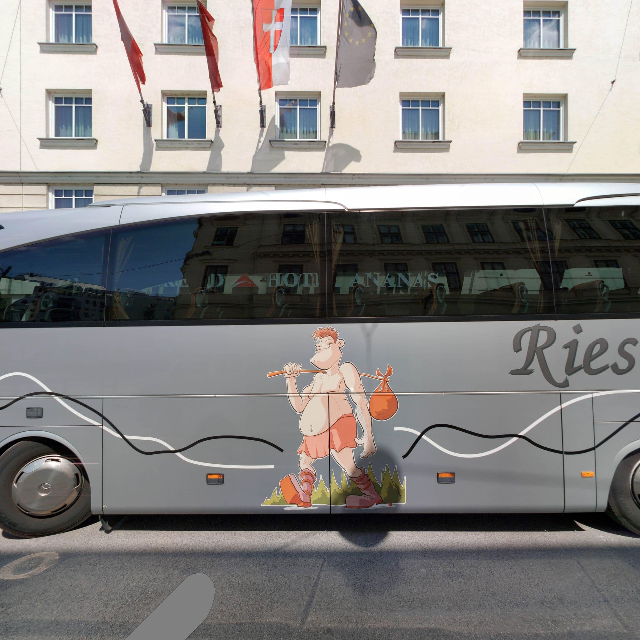 Street view near Seminarhotel Schloss Hernstein, Mariahilf — © eliasgander (CC BY-SA · Mapillary)