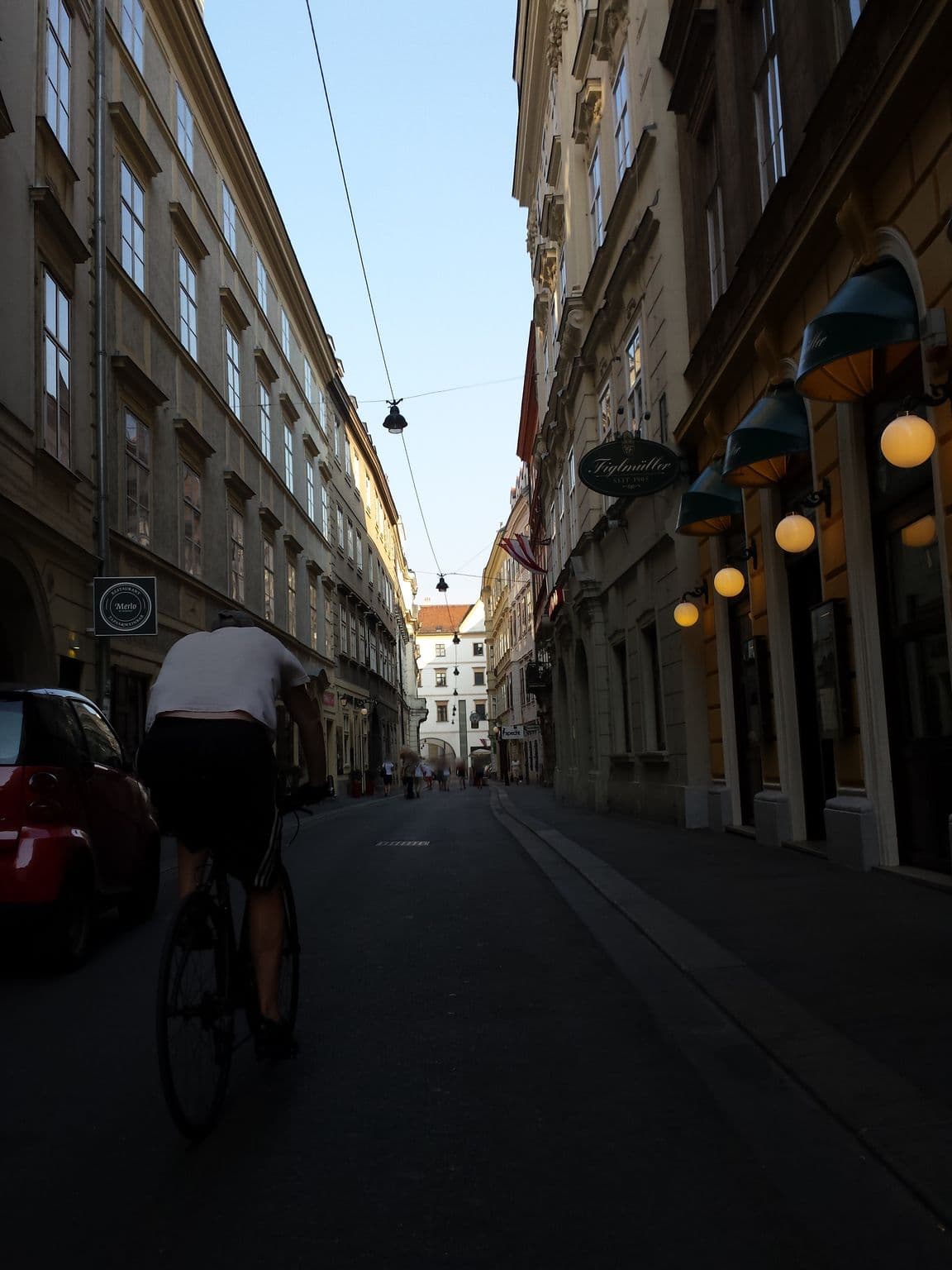 Street view near Backerstrasse 10, Vienna — © rudolfmayer (CC BY-SA · Mapillary)