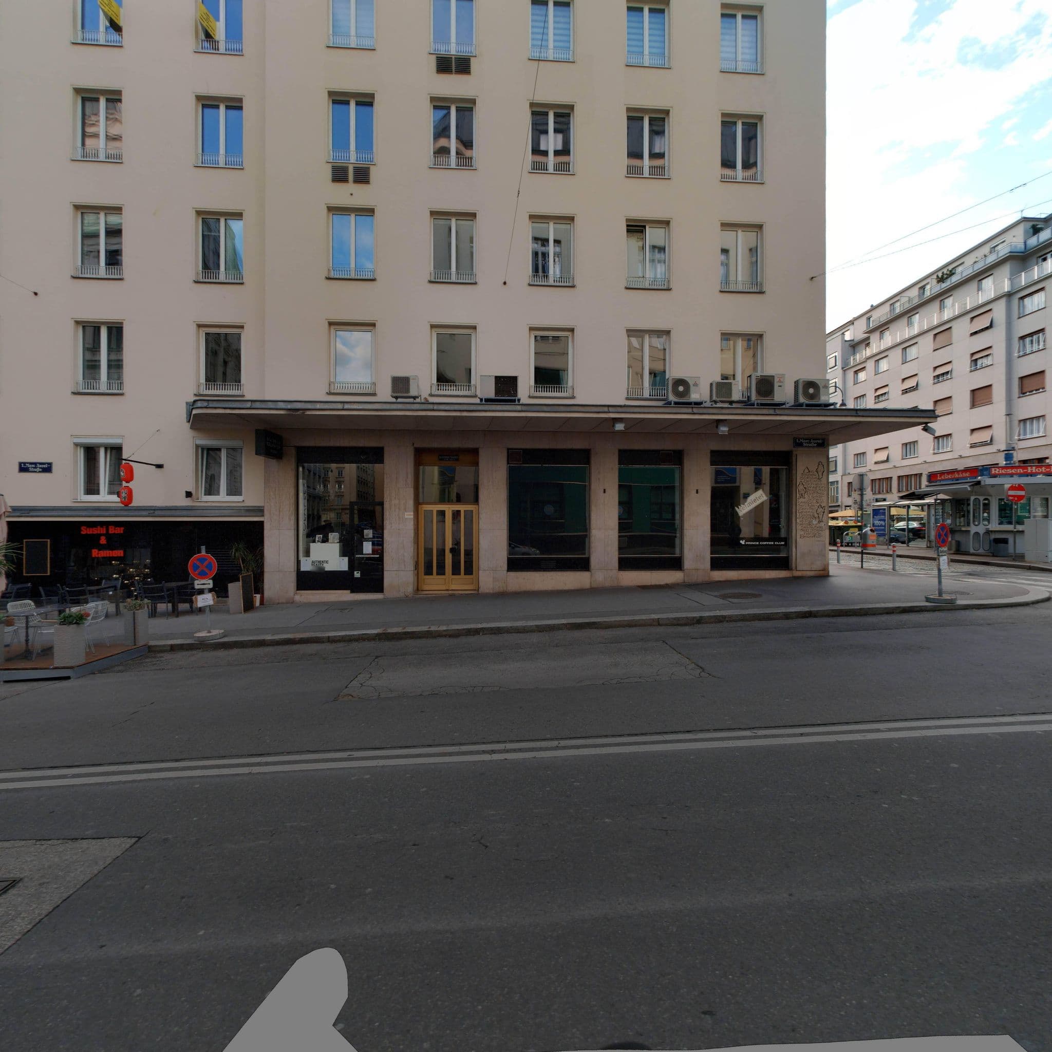Street view near Bella Vienna City Apartments, Innere Stadt — © eliasgander (CC BY-SA · Mapillary)
