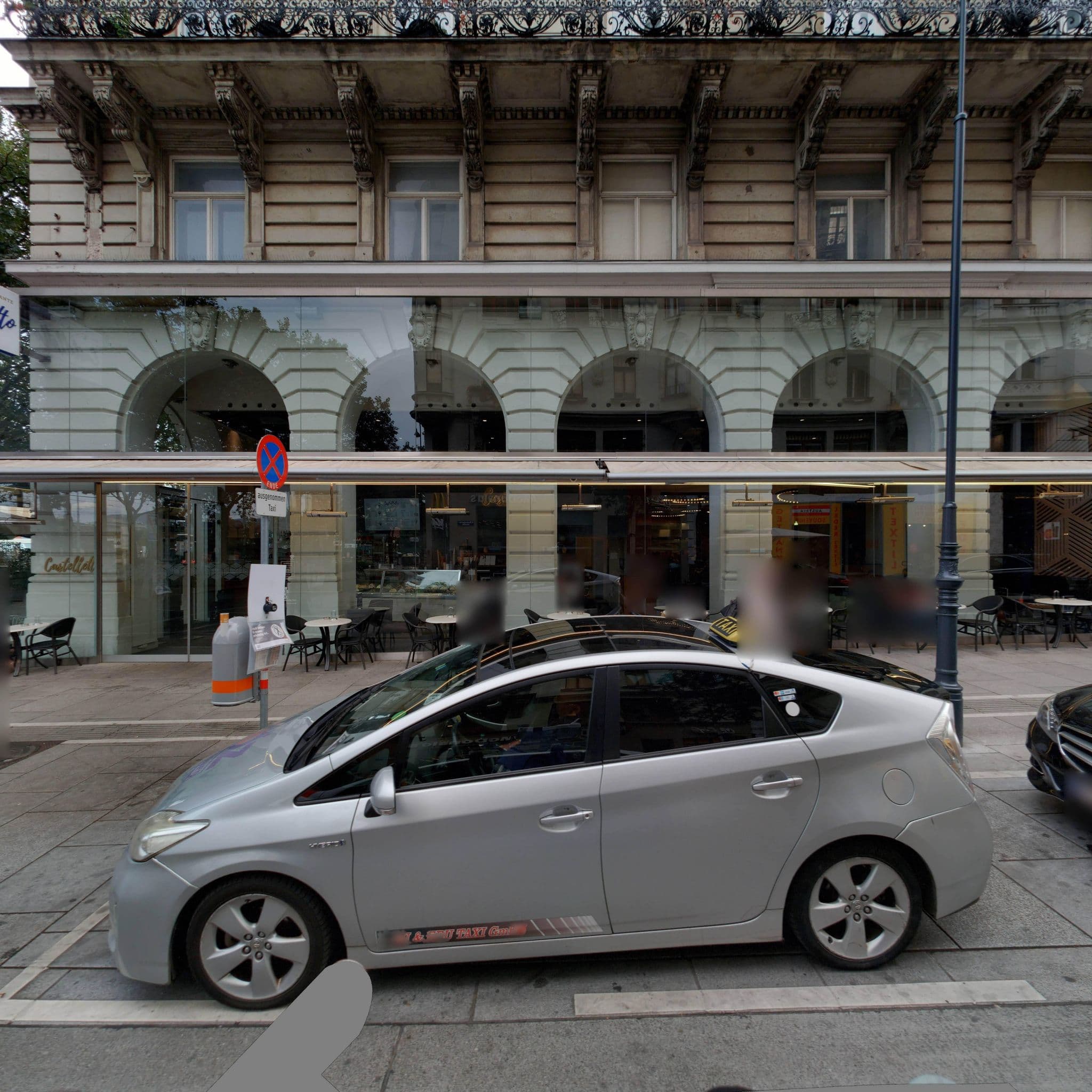 Street view near Adlon Restaurationsbetriebs GmbH - Hotel Adlon, Innere Stadt — © eliasgander (CC BY-SA · Mapillary)