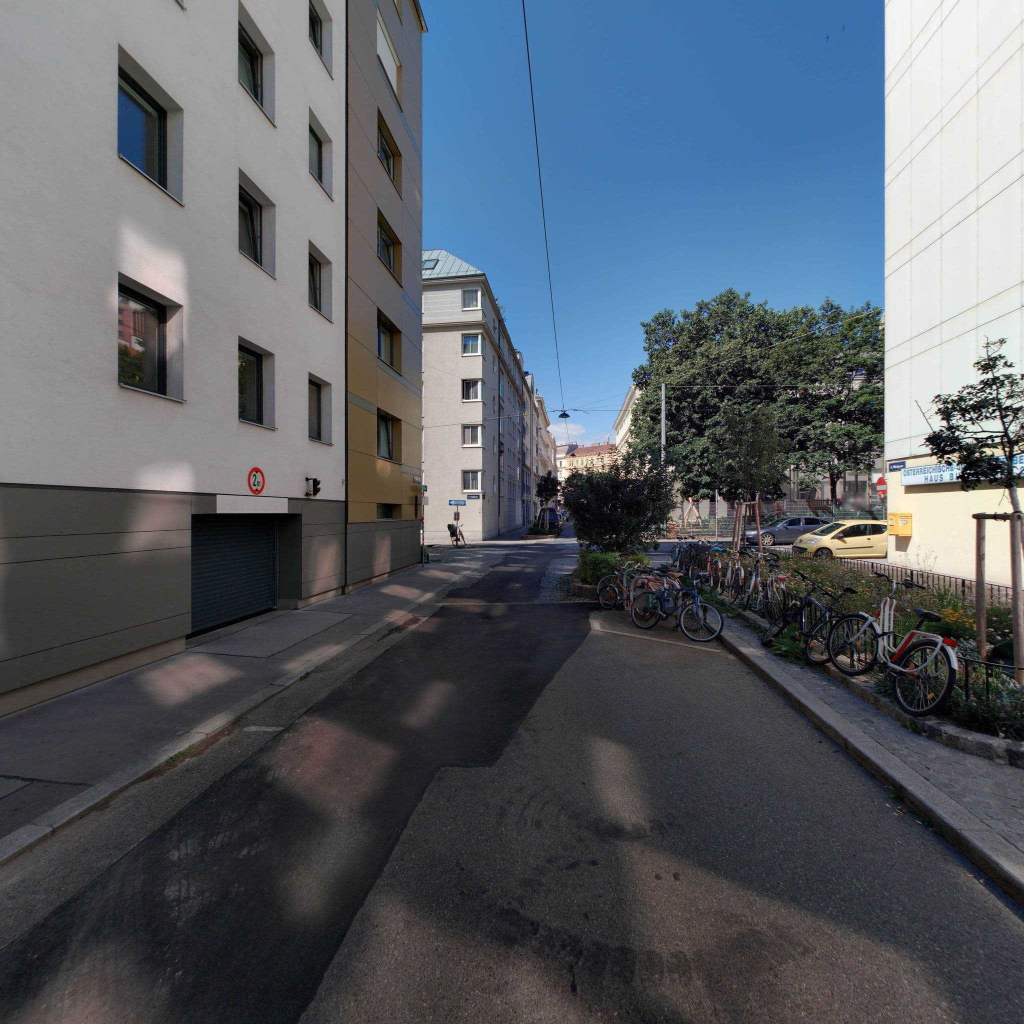 Street view near Strawberry, Mariahilf — © eliasgander (CC BY-SA · Mapillary)
