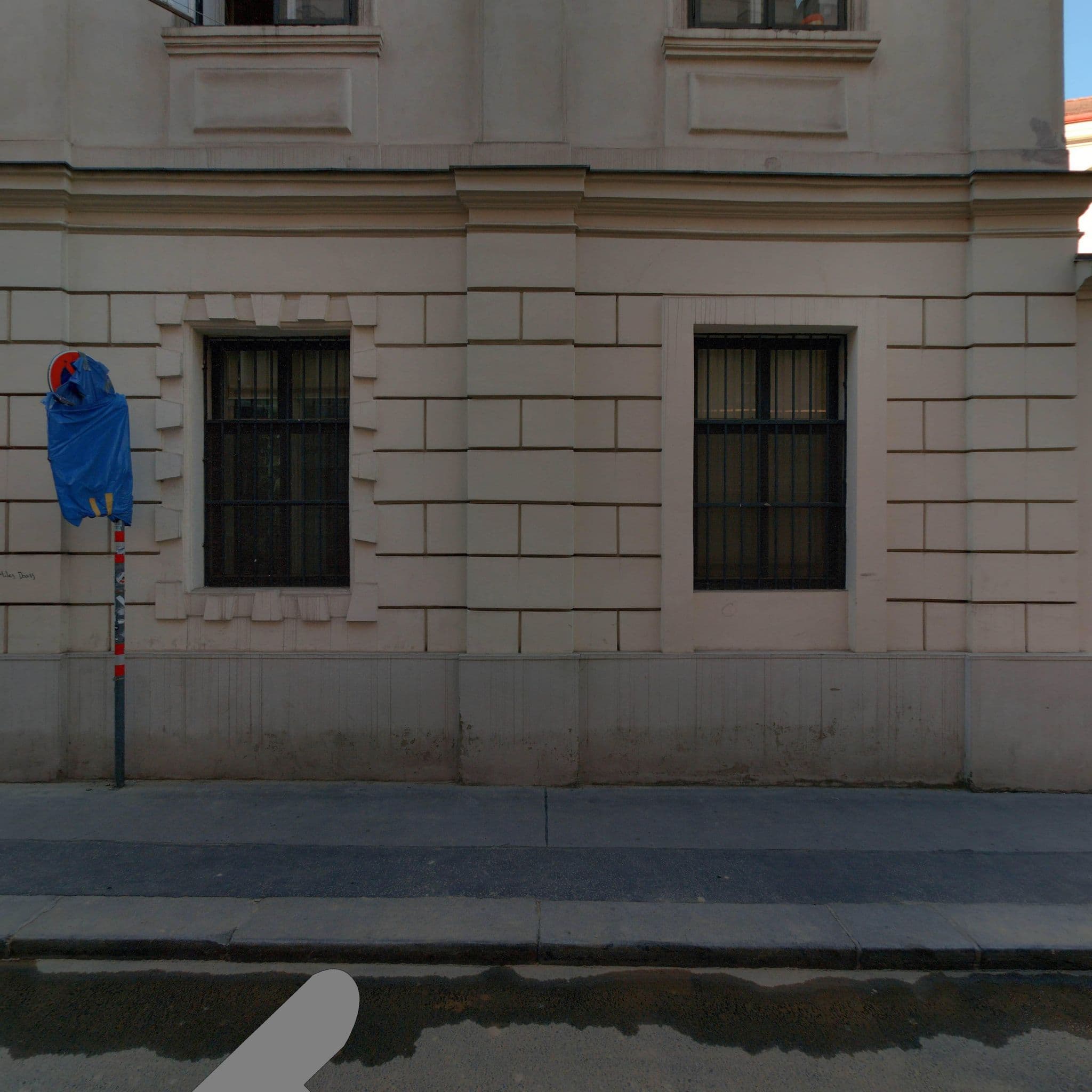 Street view near Hotel Zipser Austerer & Co GmbH, Josefstadt — © eliasgander (CC BY-SA · Mapillary)