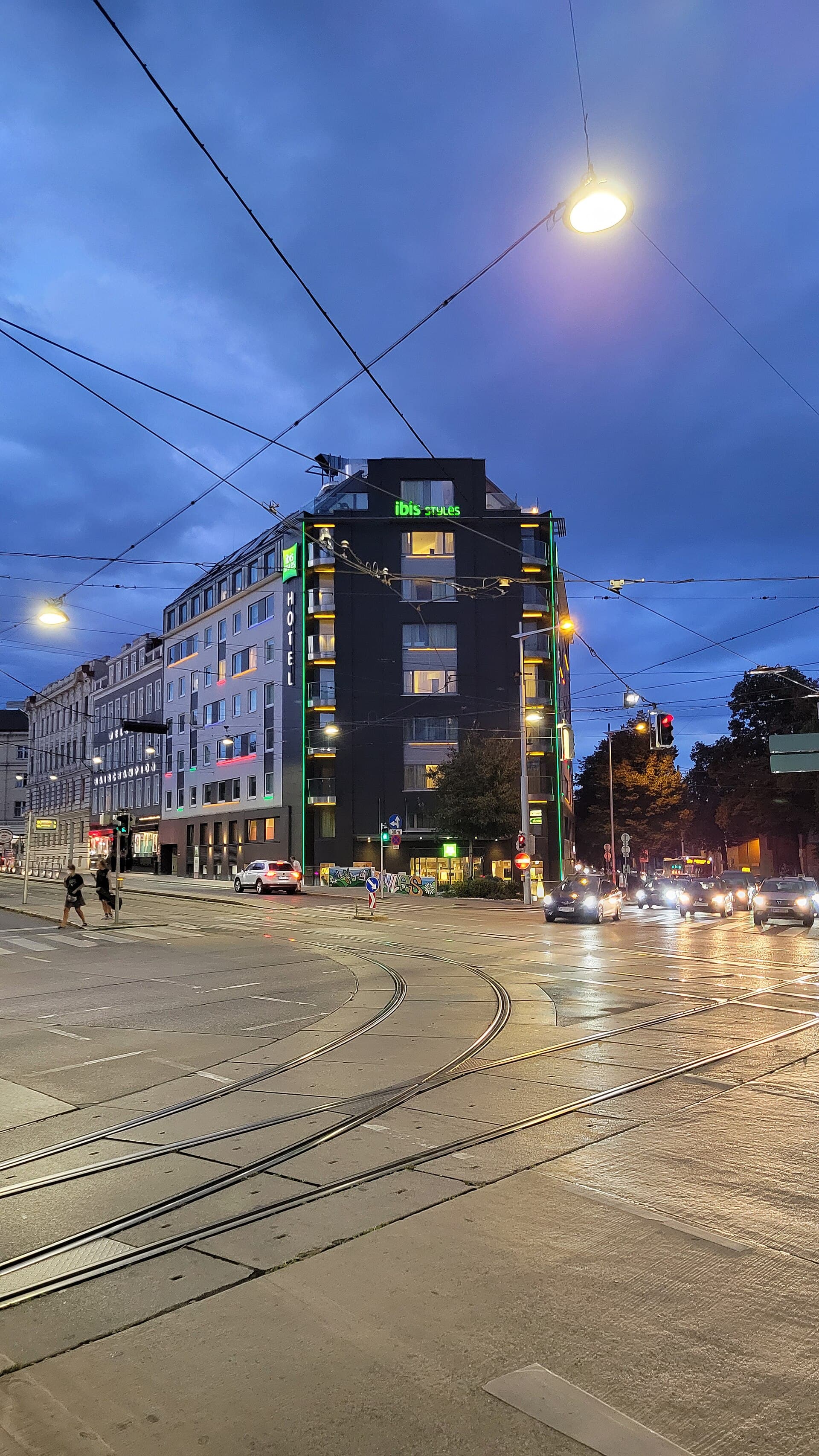 Ibis Styles Wien City (via Wikimedia Commons, CC BY-SA 3.0)