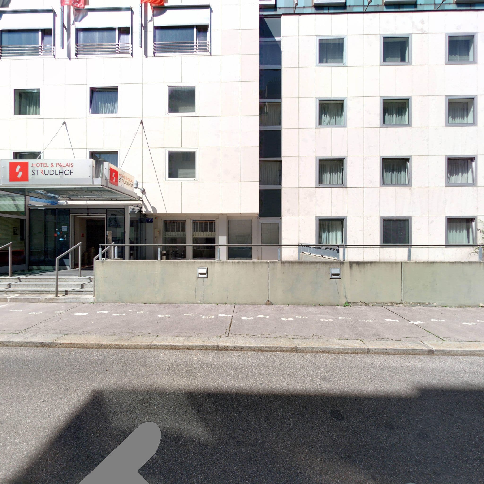Street view near Hotel Maximilian GmbH, Alsergrund — © eliasgander (CC BY-SA · Mapillary)