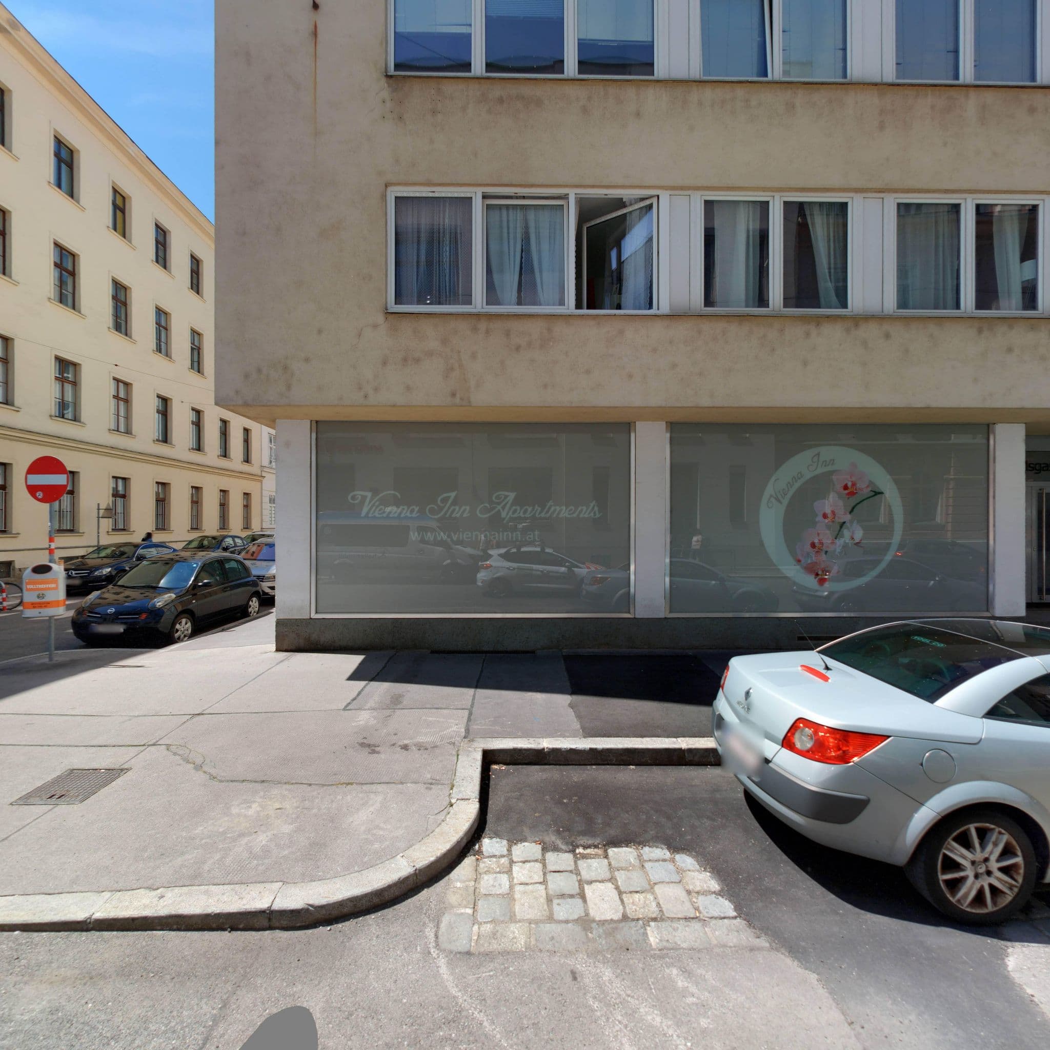 Street view near Livingston Studio, Innere Stadt — © eliasgander (CC BY-SA · Mapillary)