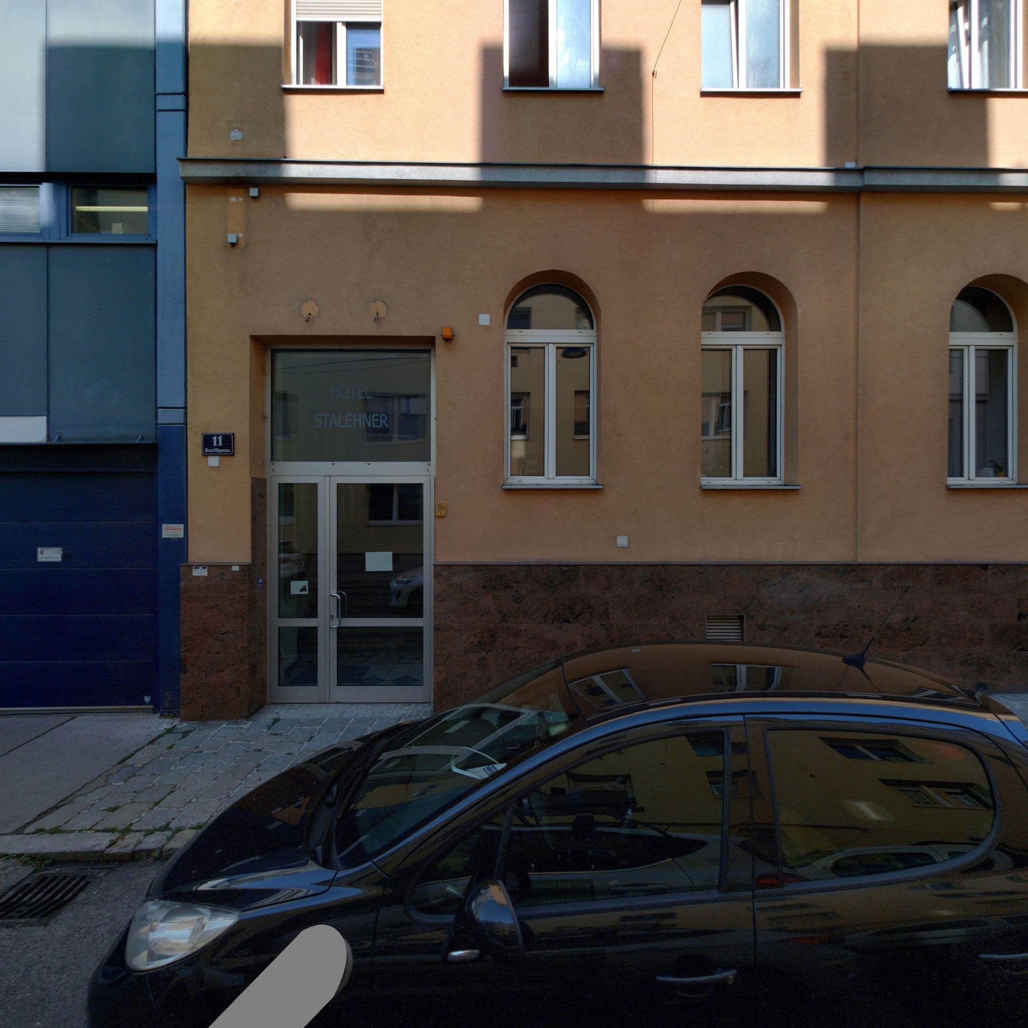 Street view near Stalehner Hotel Vienna, Josefstadt — © eliasgander (CC BY-SA · Mapillary)