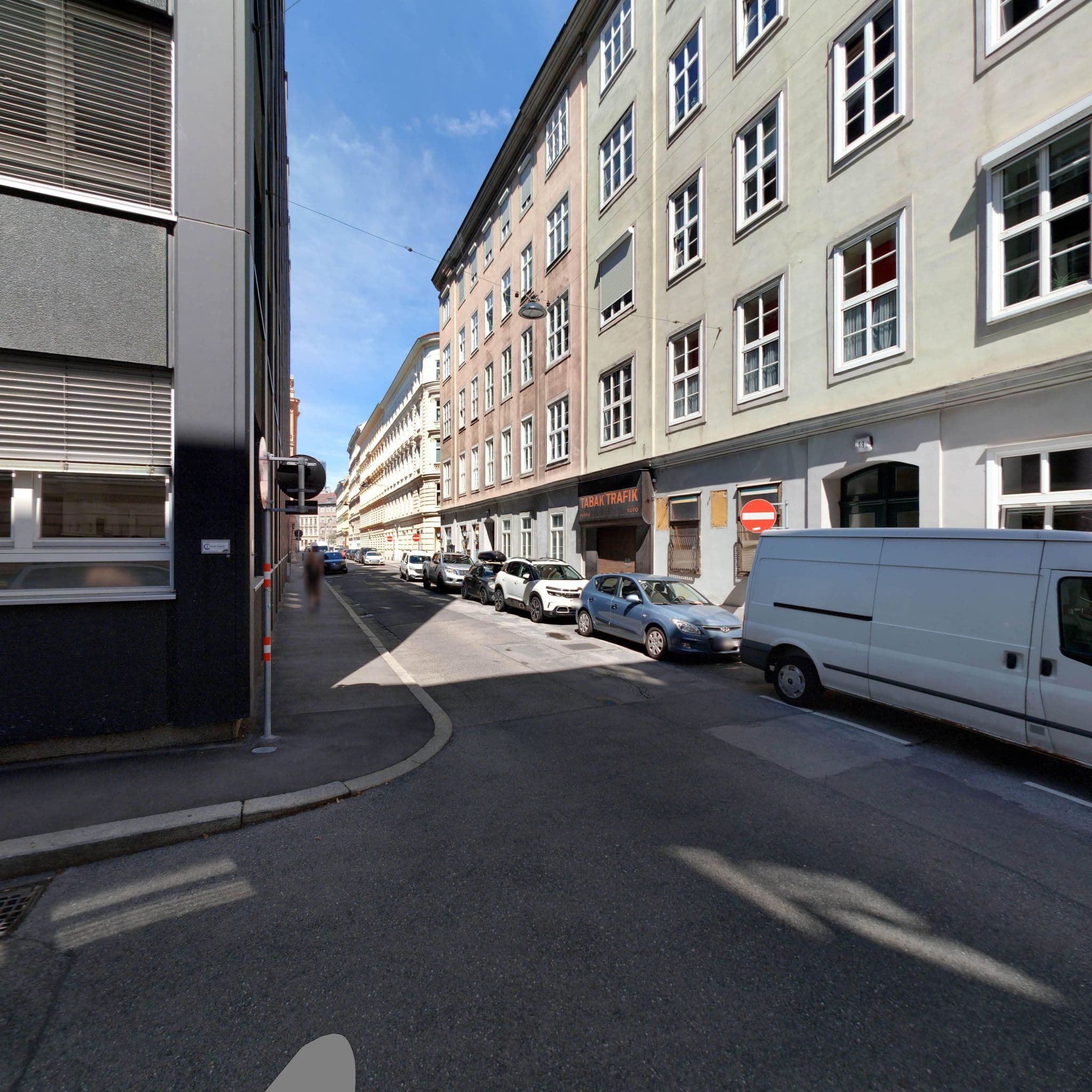Street view near Livingston Apartment Starlight, Landstraße — © eliasgander (CC BY-SA · Mapillary)