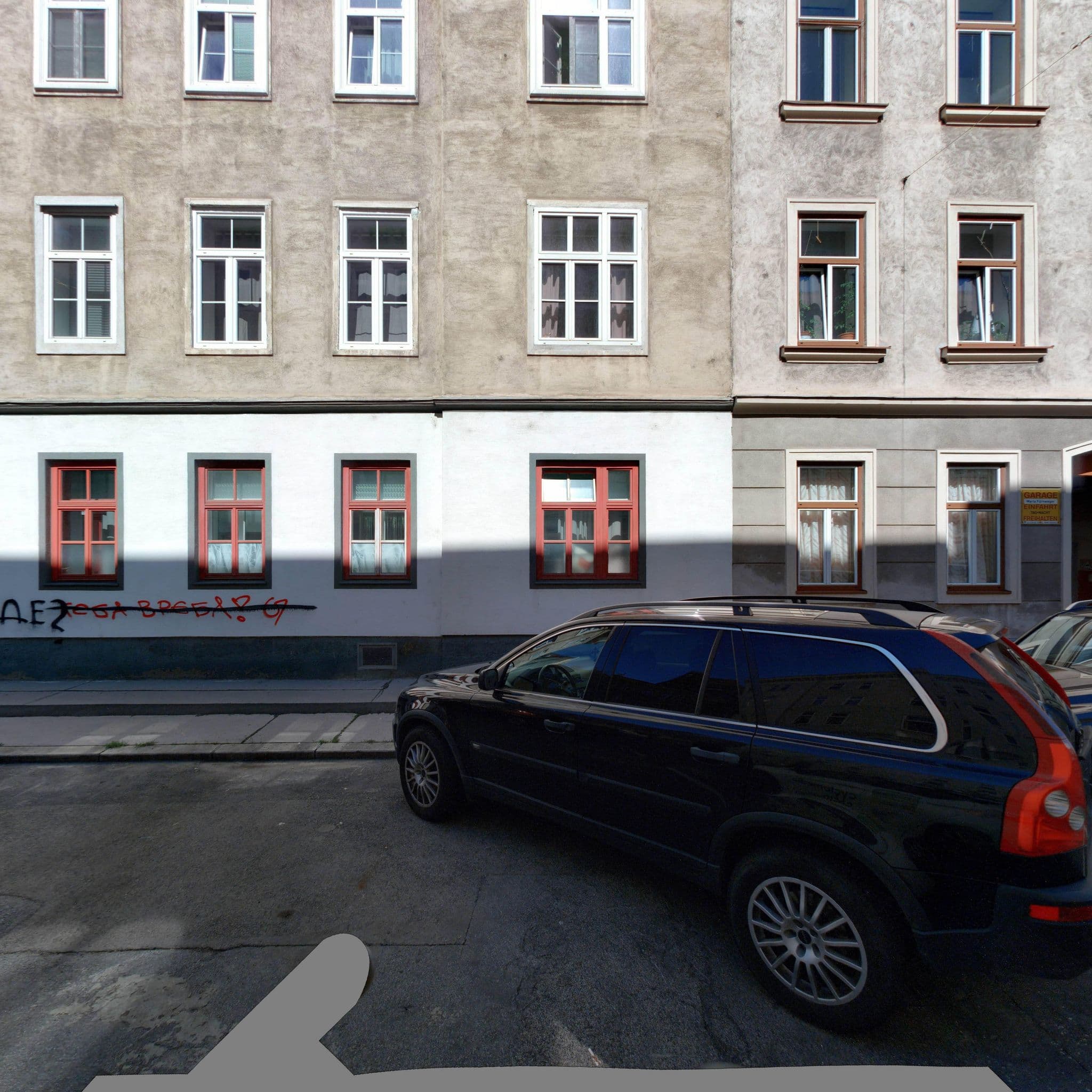 Street view near Franzenhof, Innere Stadt — © eliasgander (CC BY-SA · Mapillary)