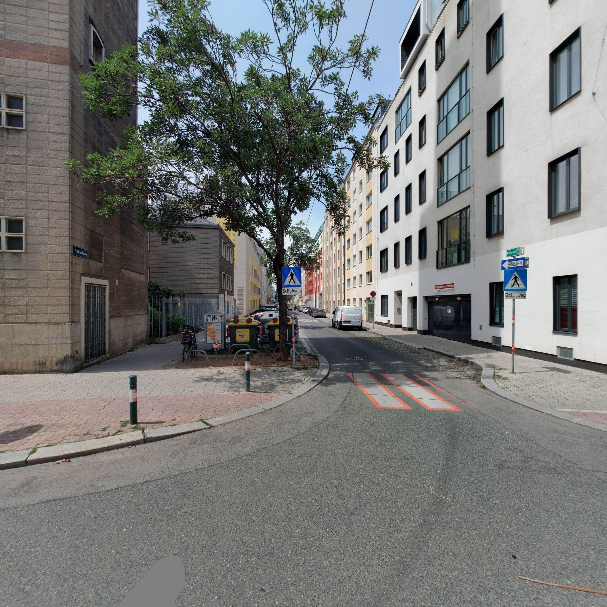 Street view near Jugendherberge Turmherberge Don Bosco, Landstraße — © eliasgander (CC BY-SA · Mapillary)