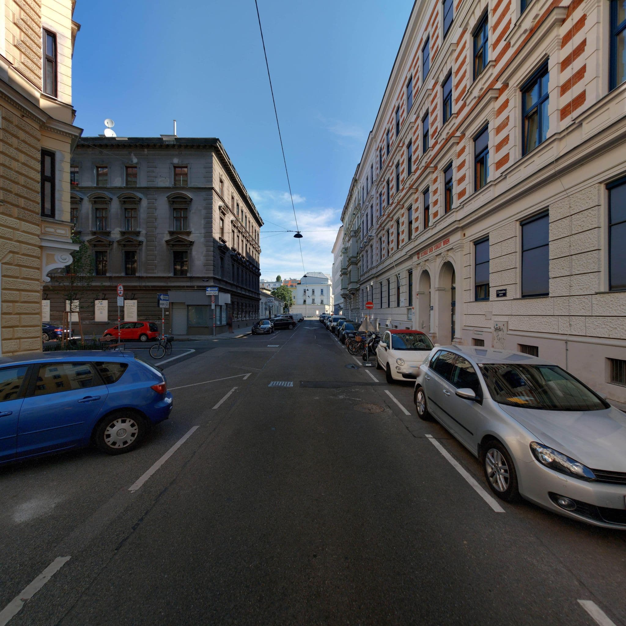 Street view near Bliems Familienhotel, Innere Stadt — © eliasgander (CC BY-SA · Mapillary)