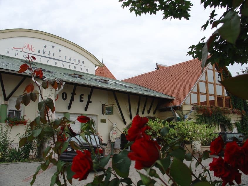 Hotel Makár Sport & Wellness (via Wikimedia Commons, CC BY-SA 3.0)