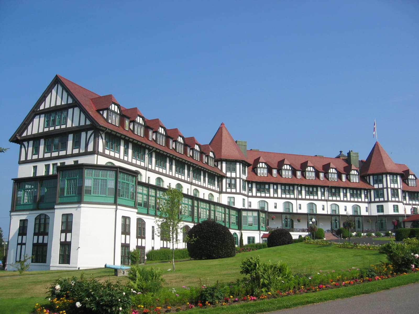 The Algonquin Resort (via Wikimedia Commons, CC BY-SA 3.0)