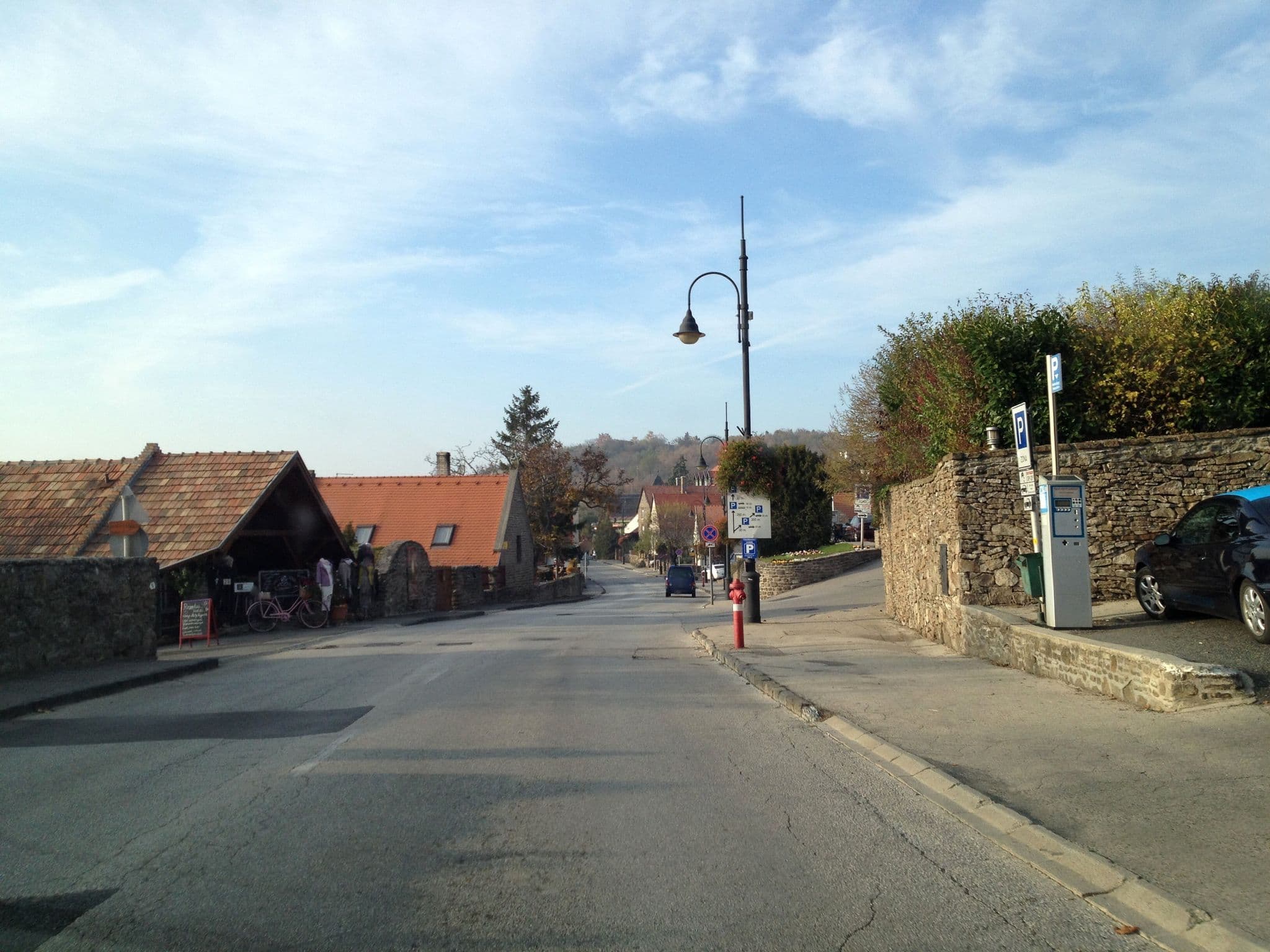 Street view near kék l i l i // blue l i l y, Tihany — © istefanos (CC BY-SA · Mapillary)