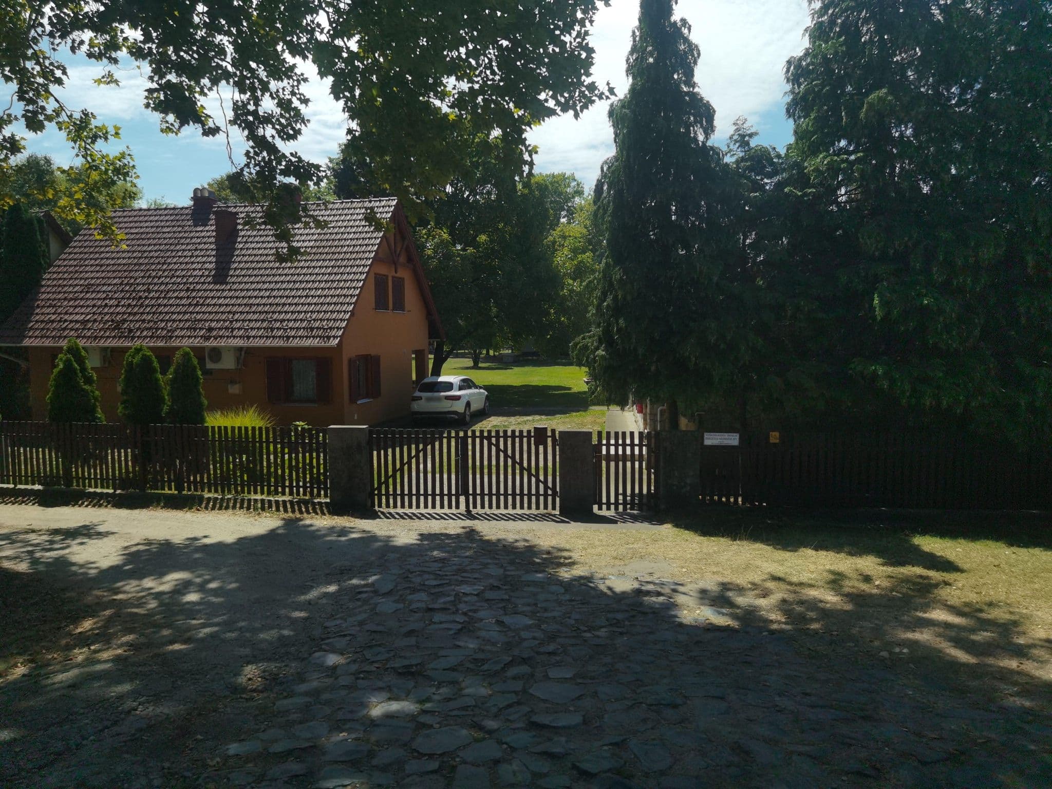 Street view near Patko Fogado Hotel, Zamárdi — © Gaurdein (CC BY-SA · Mapillary)