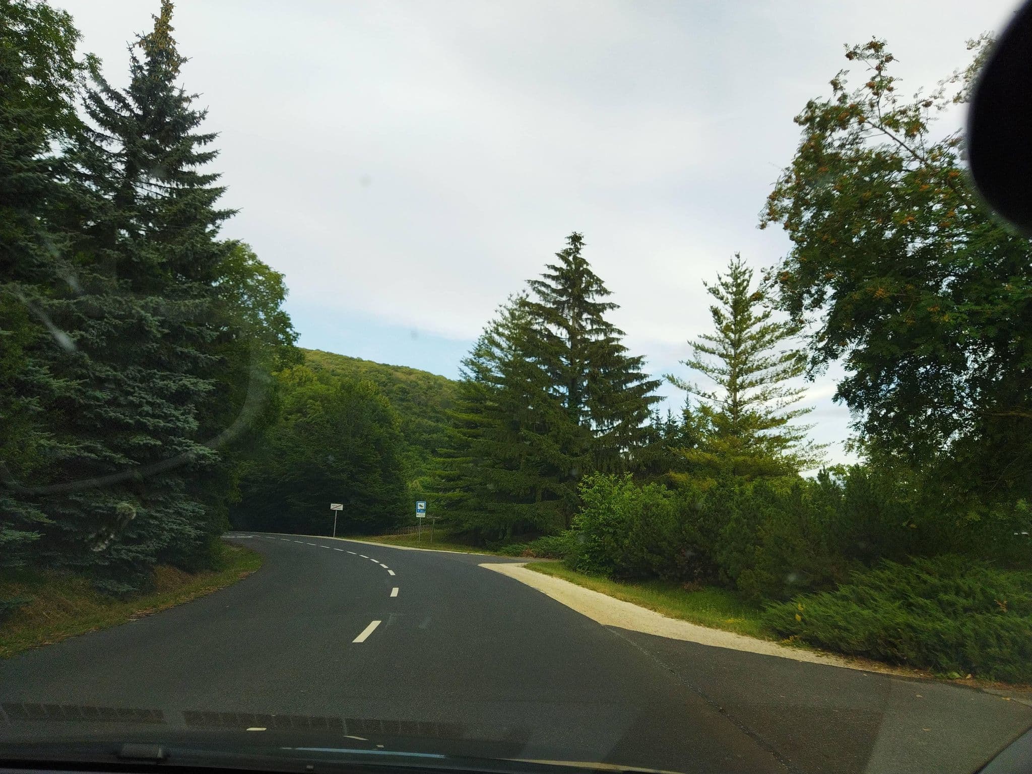 Street view near Bakonyerdő Rt. - Somhegy Vadászház, Zirc — © mmate (CC BY-SA · Mapillary)