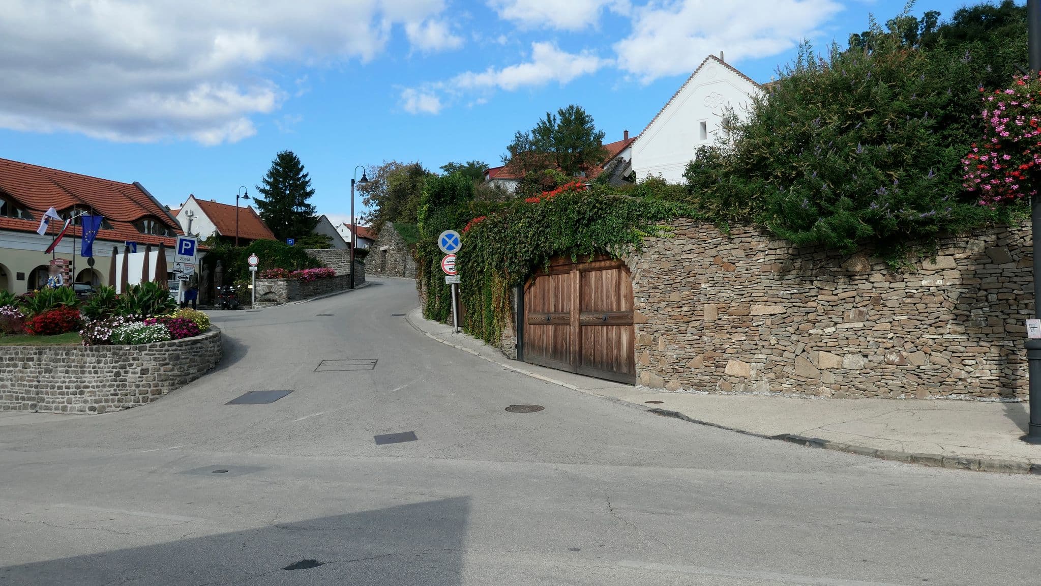 Street view near Kolostor Hotel, Tihany — © kovecses (CC BY-SA · Mapillary)