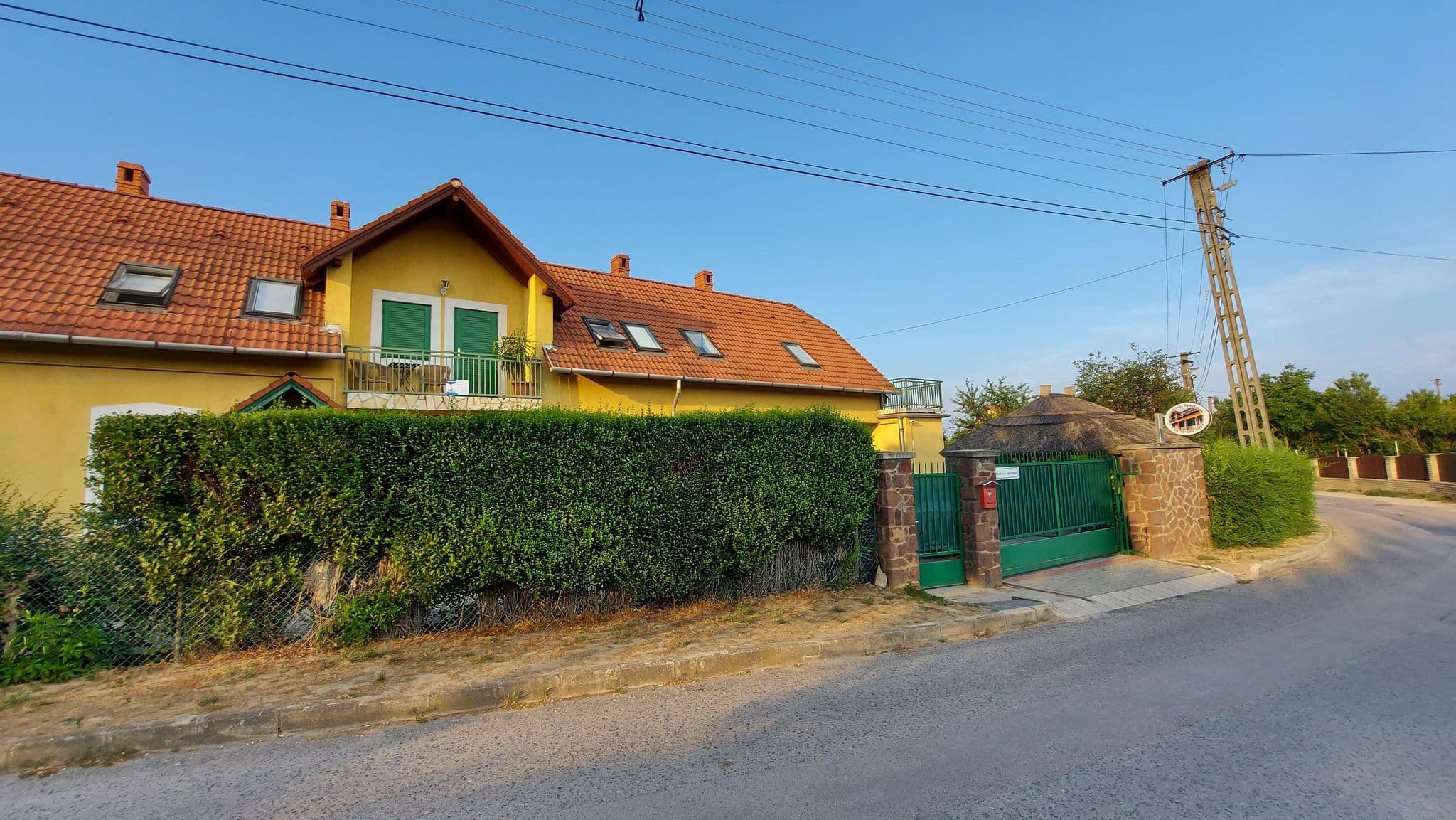 Street view near Pinkóczi Apartmanház Balatonalmádi, Balatonalmádi — © vasony (CC BY-SA · Mapillary)