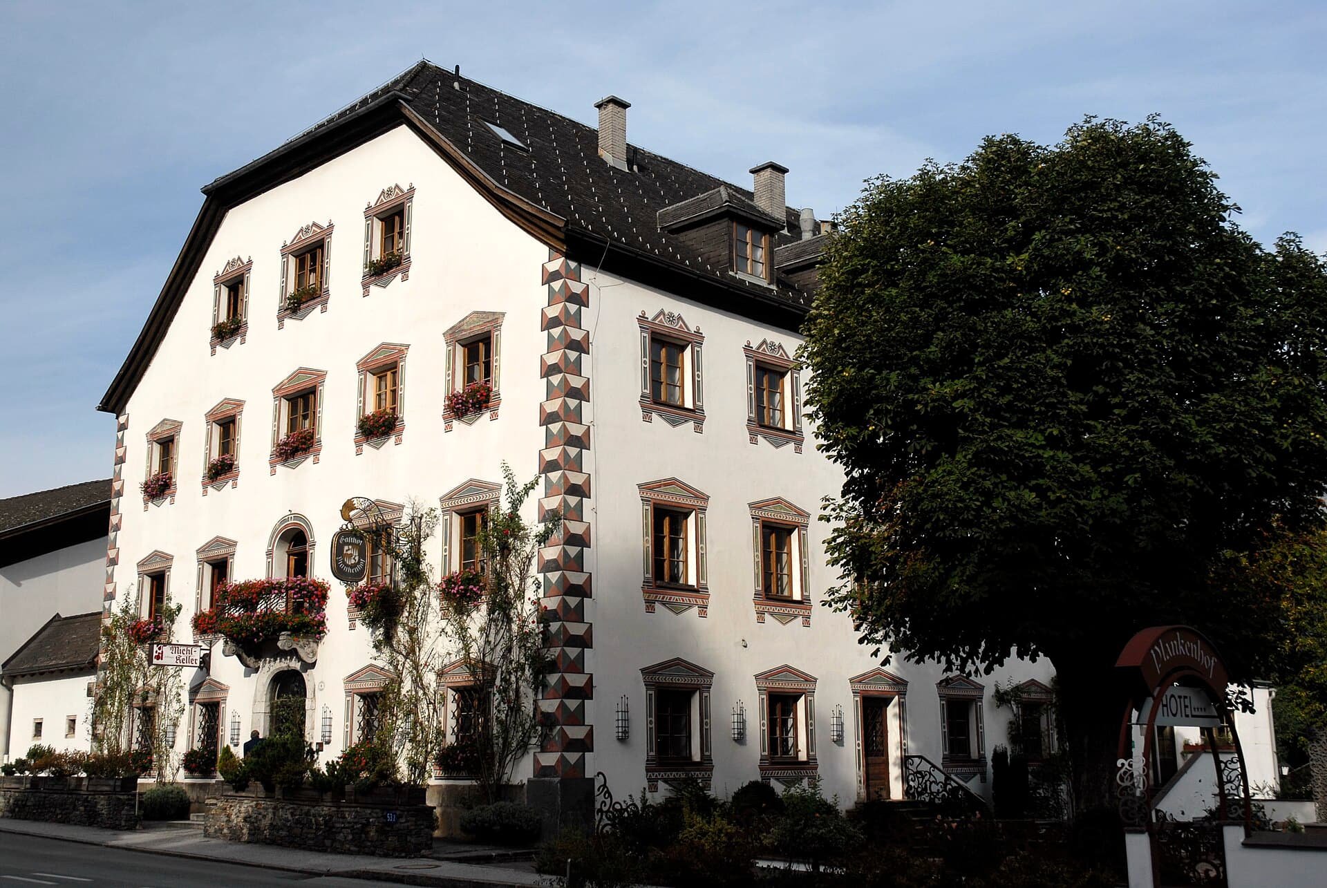 Hotel Plankenhof (via Wikimedia Commons, Public domain)