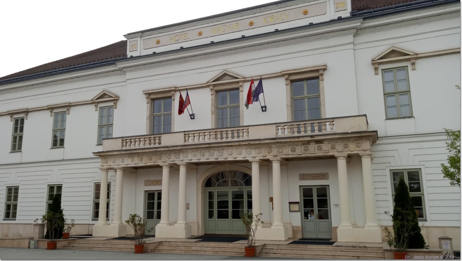 Magyar Király Hotel (via Wikimedia Commons, CC BY-SA 2.0)
