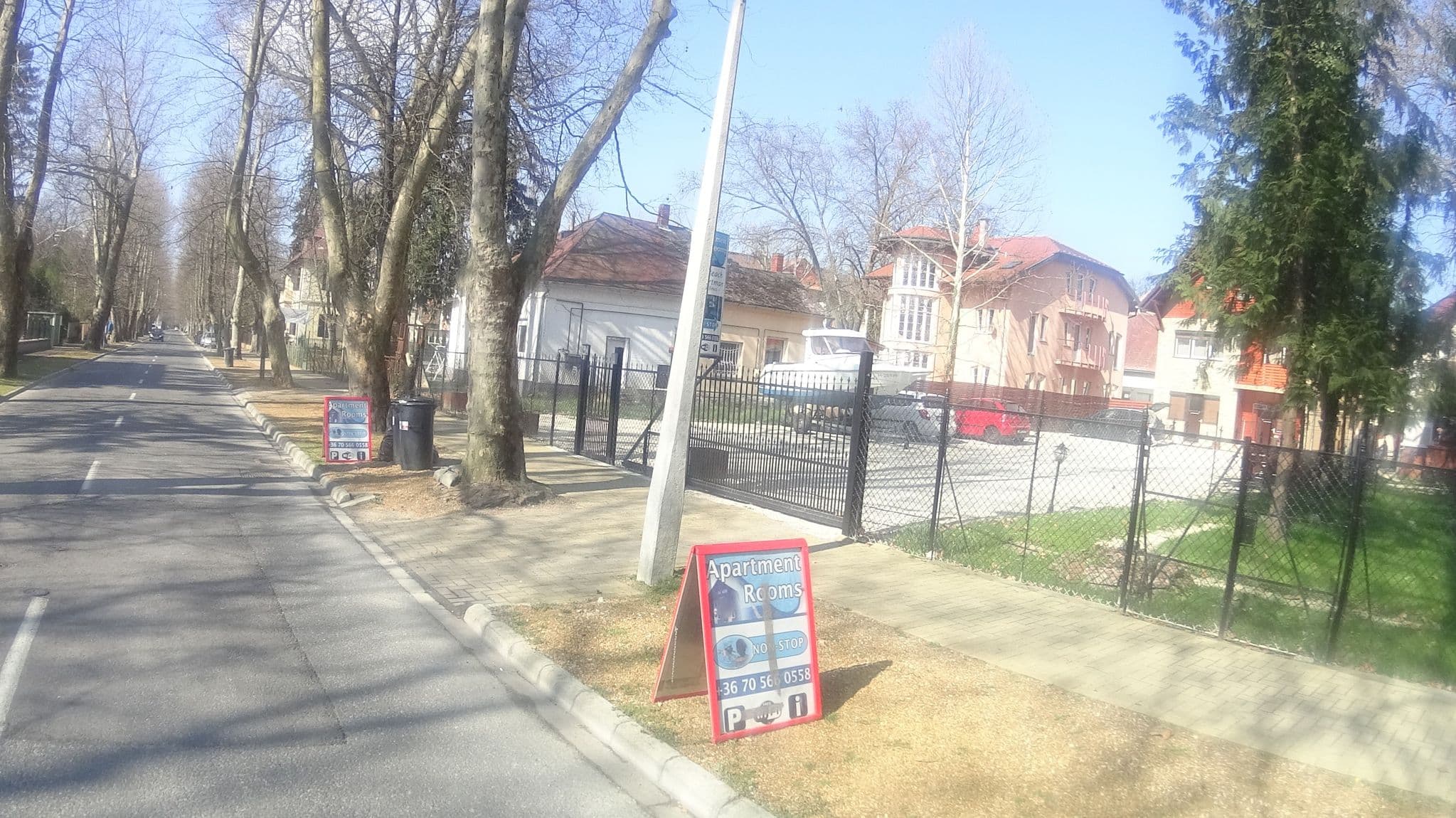 Street view near Smeraldo Kastély szálló, Siófok — © tamaes (CC BY-SA · Mapillary)
