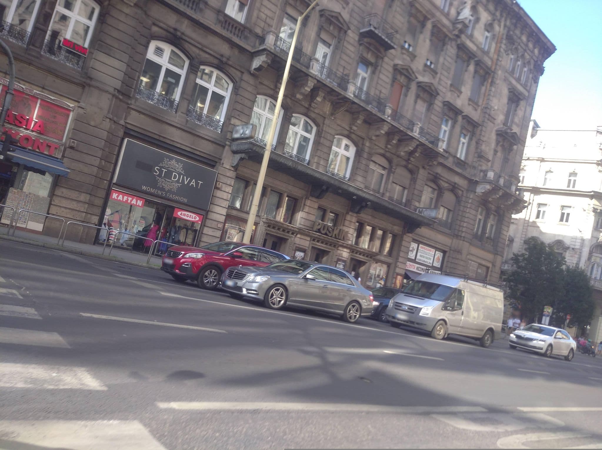 Street view near Droid Guest House and Hostel, Palotanegyed — © grozsa11 (CC BY-SA · Mapillary)