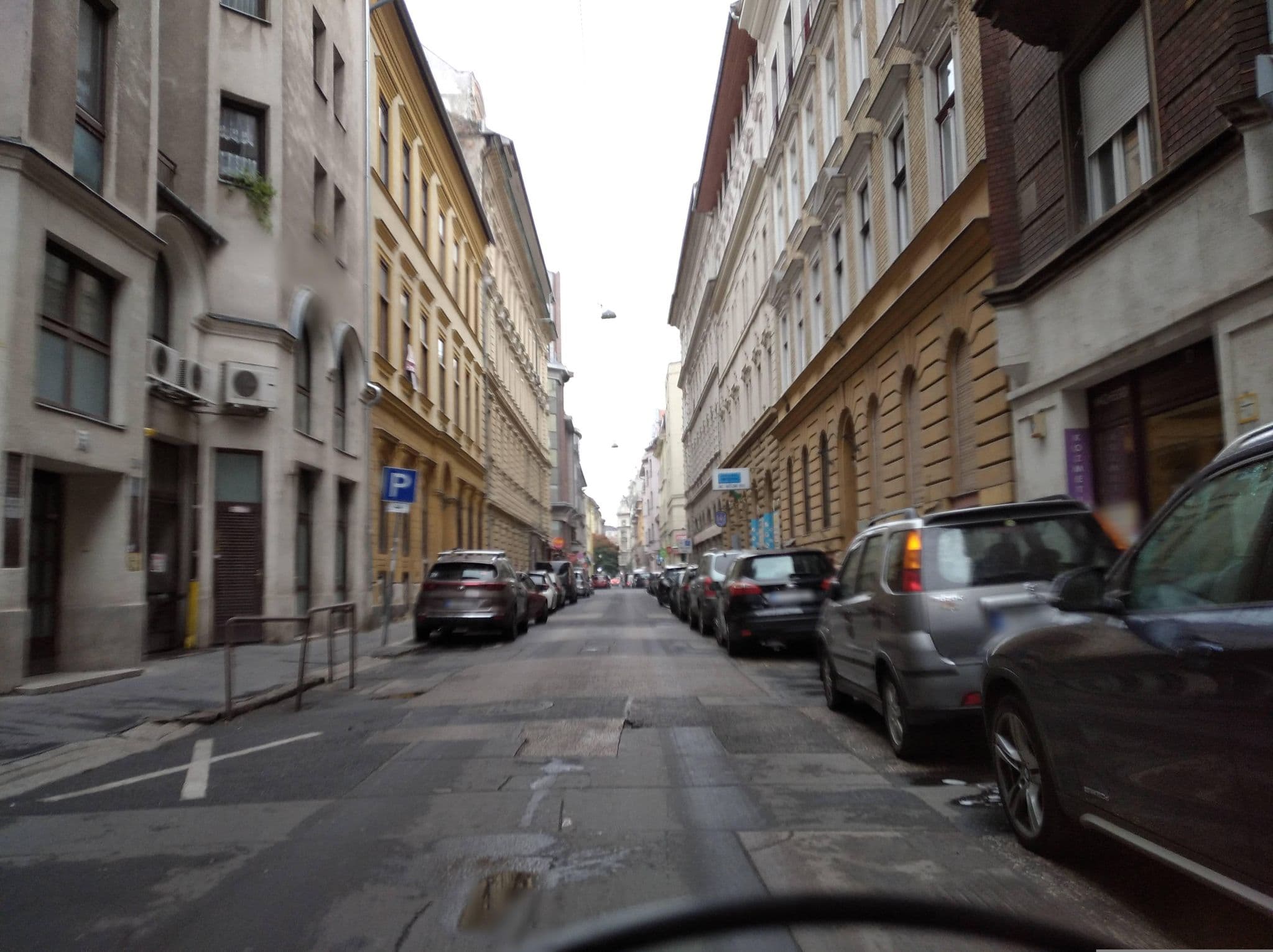 Street view near Little Americas Opera, Budapest VI. kerület — © grozsa11 (CC BY-SA · Mapillary)