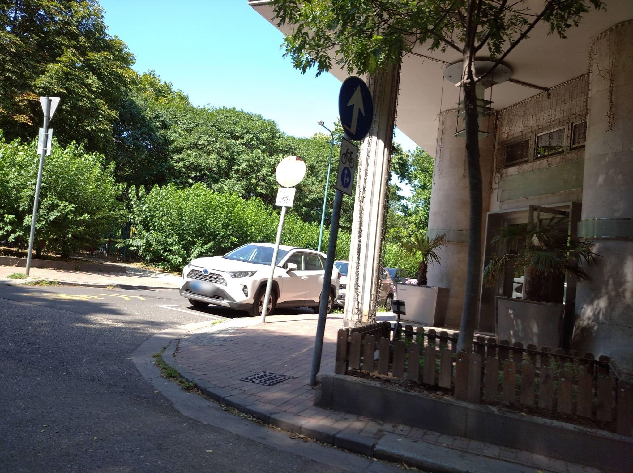 Street view near Danube apartment, Újlipótváros — © grozsa11 (CC BY-SA · Mapillary)