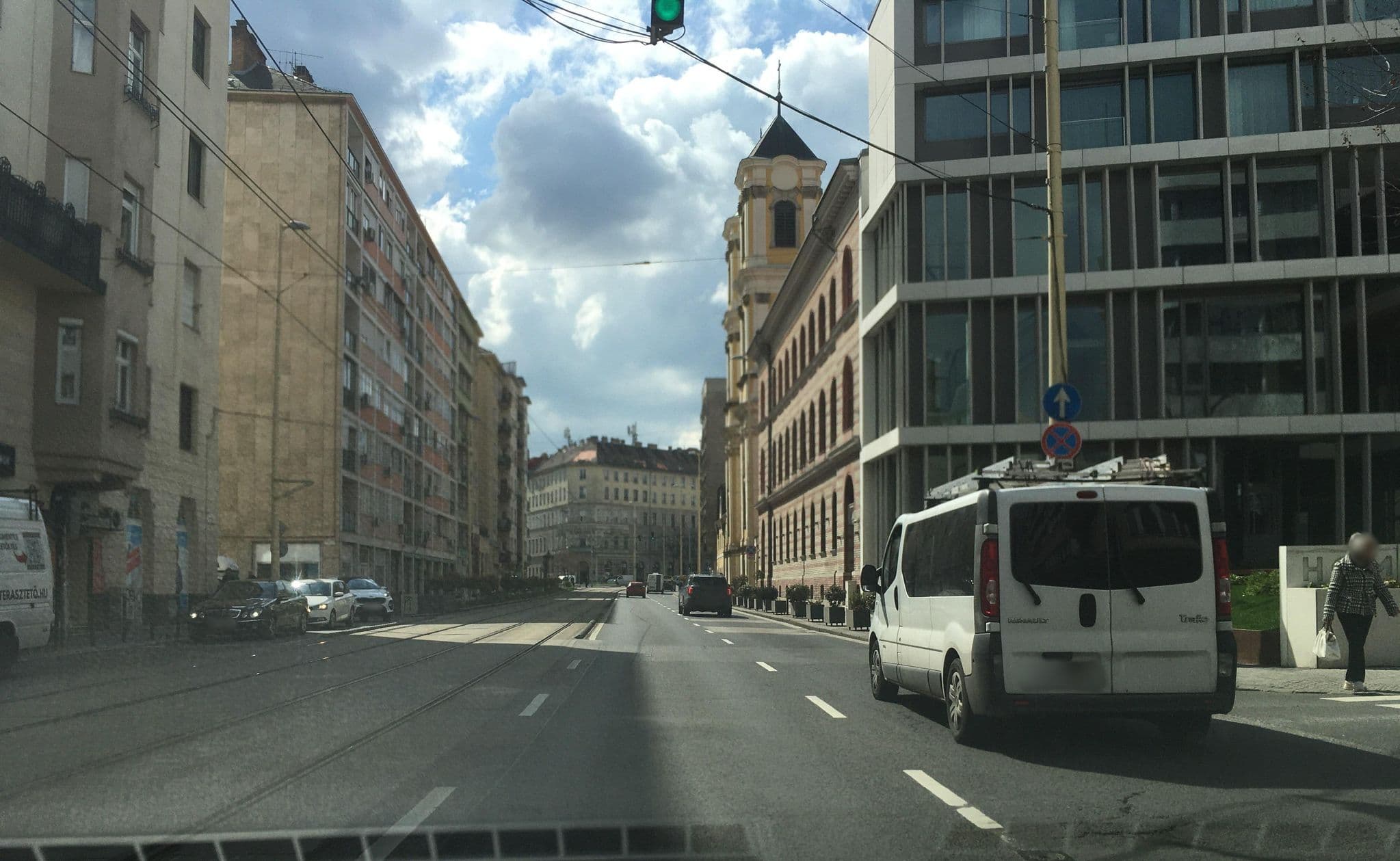 Street view near Little Americas Hillside Apartments, Országút — © istefanos (CC BY-SA · Mapillary)
