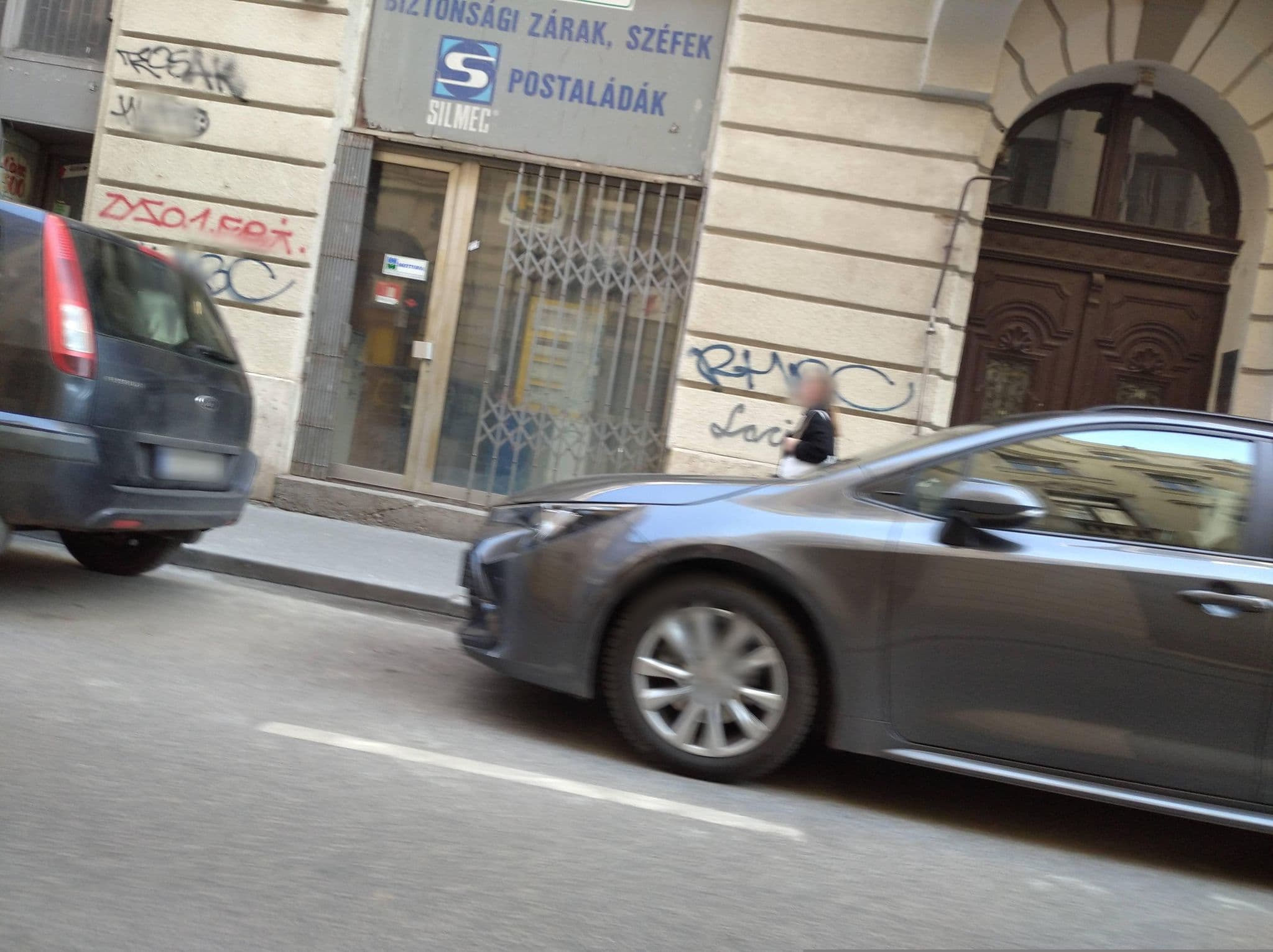 Street view near Real Apartments Klauzál, Budapest VI. kerület — © grozsa11 (CC BY-SA · Mapillary)