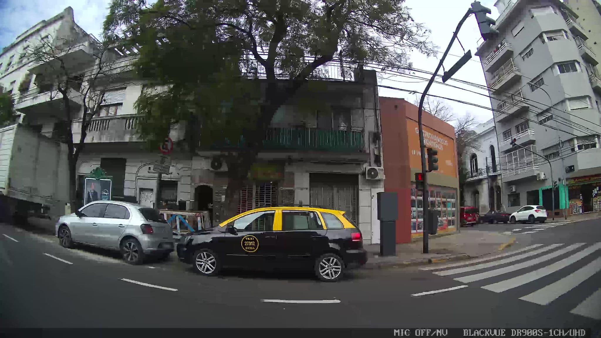 Street view near Garden House Hôtel, Buenos Aires — © kaart_3 (CC BY-SA · Mapillary)