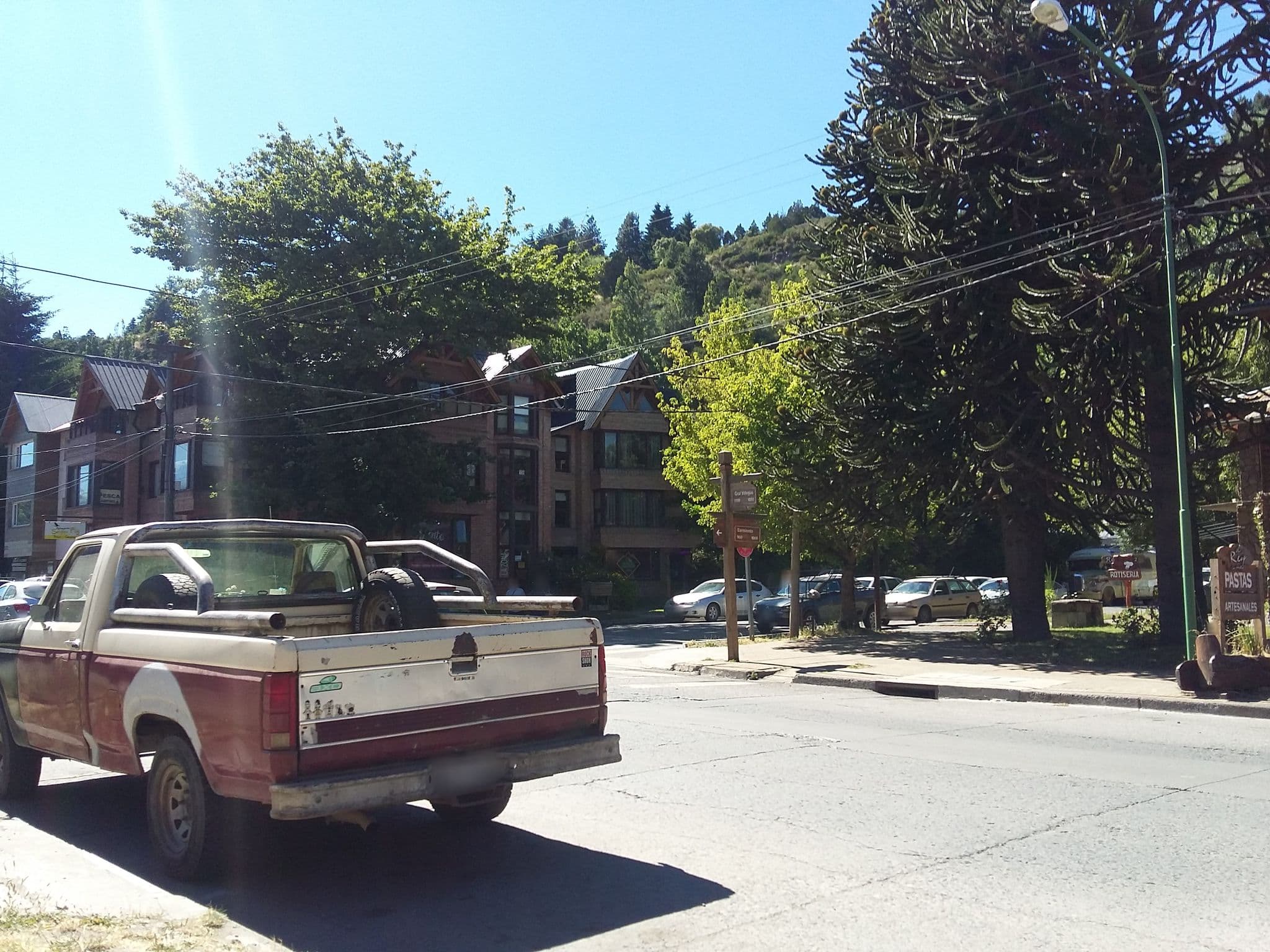 Street view near Cabañas Vine Para Quedarme, San Martín de los Andes — © guillemmal (CC BY-SA · Mapillary)