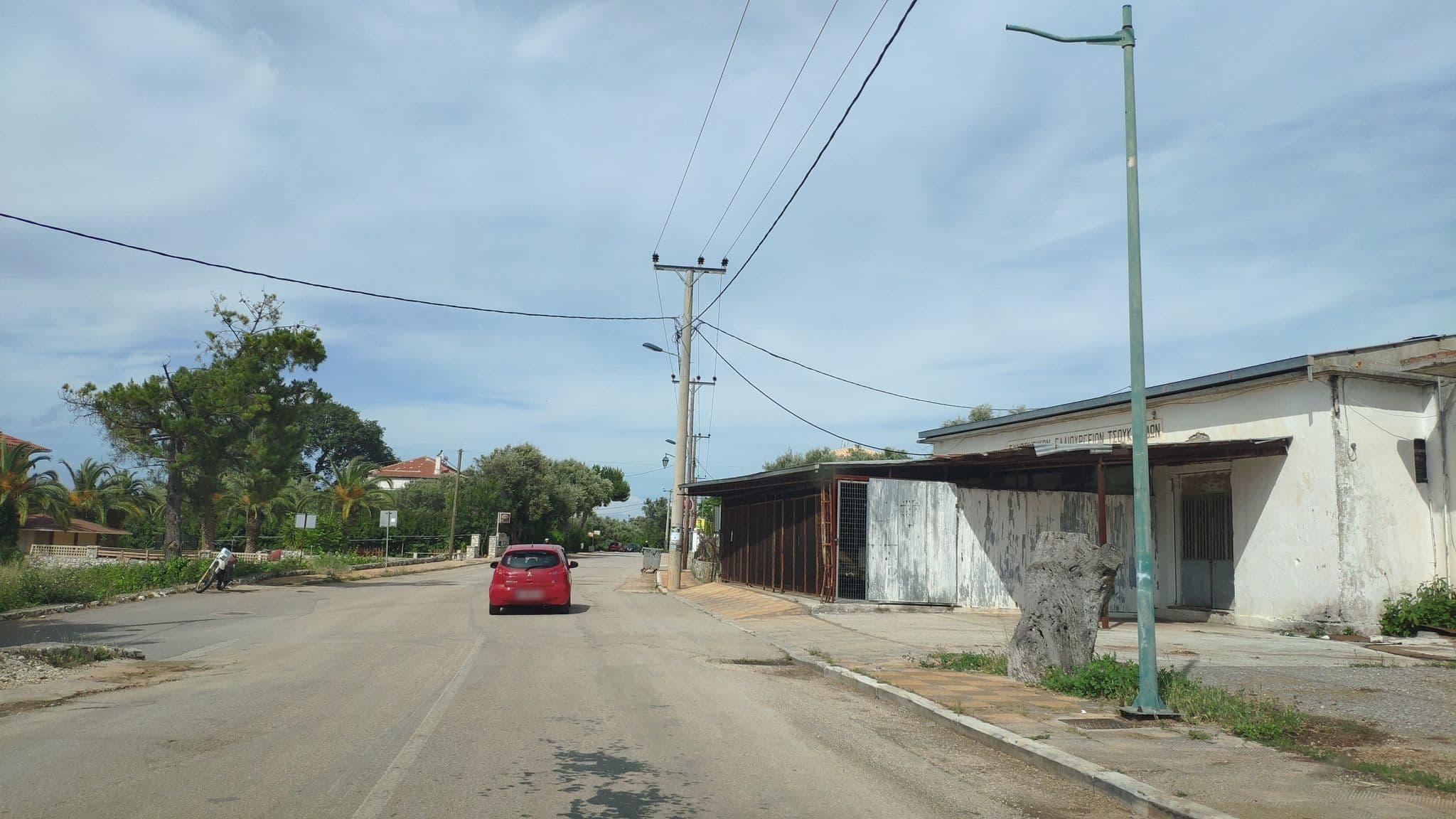 Street view near En Leuko Apartments, Lefkáda — © pppetros (CC BY-SA · Mapillary)