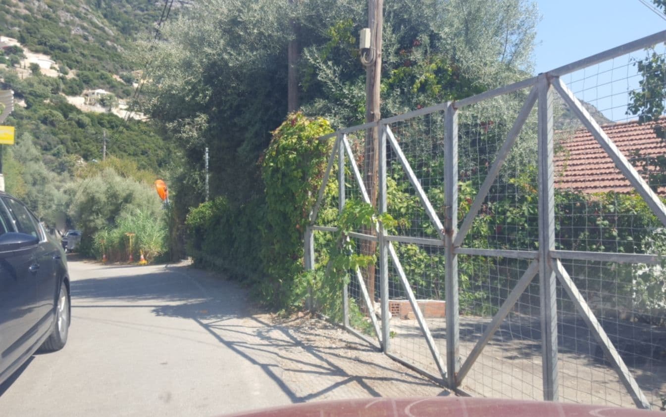 Street view near Mikros Gialos Apartments, Nidhríon — © samsam7575 (CC BY-SA · Mapillary)