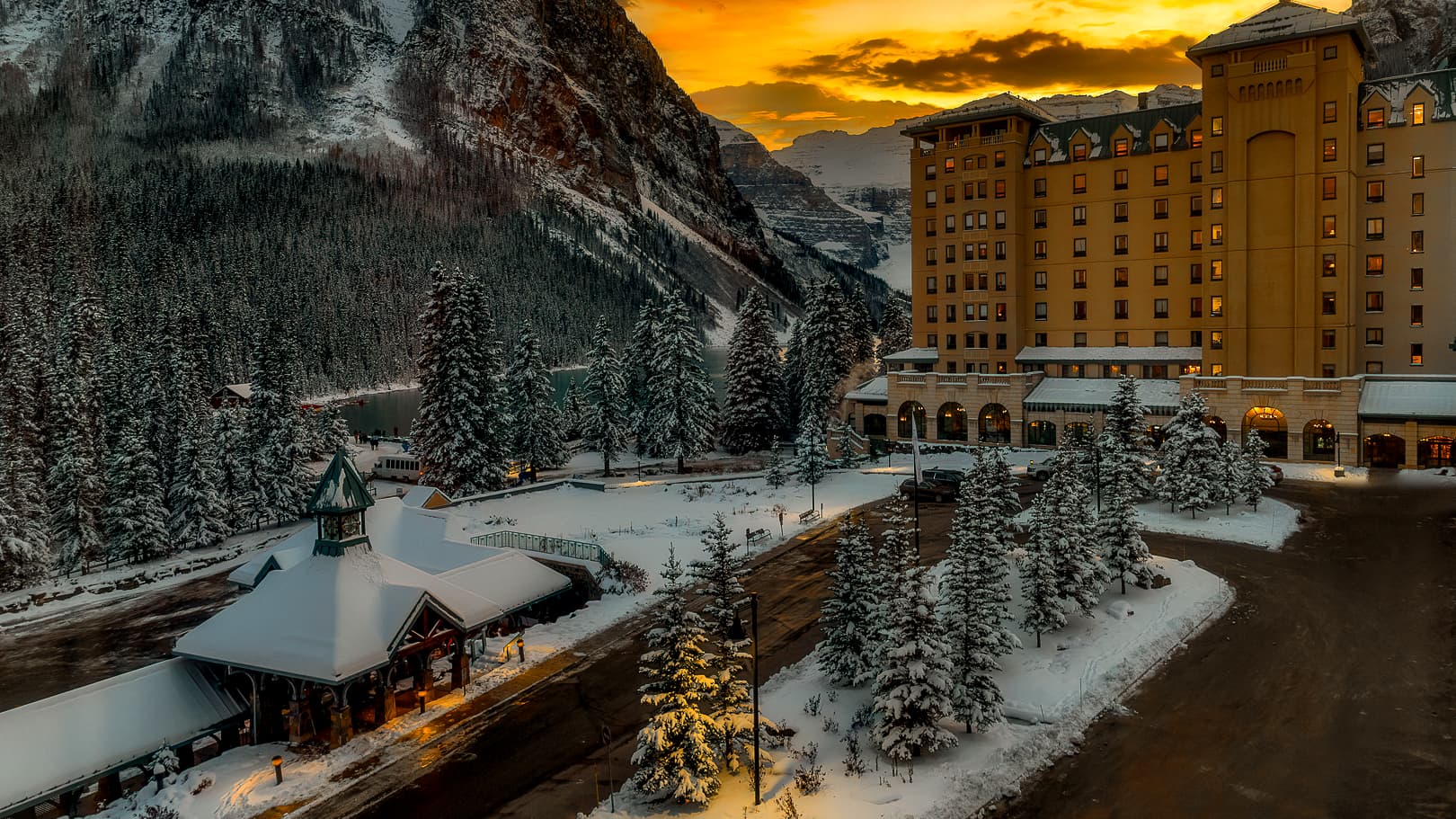 The Fairmont Chateau Lake Louise (via Wikimedia Commons, CC BY 2.0)