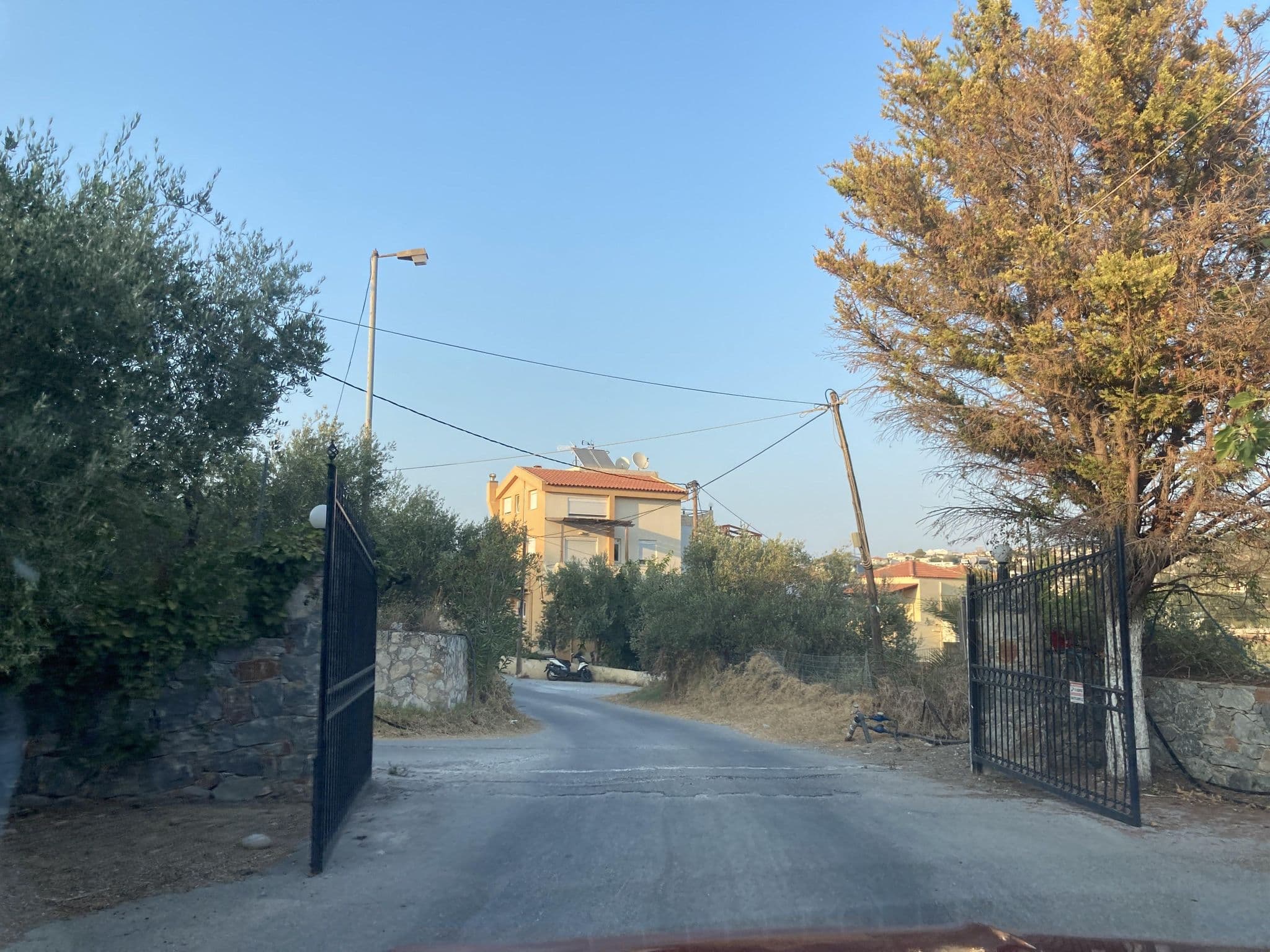 Street view near Almirida Bay Langley, Kalýves — © fod (CC BY-SA · Mapillary)