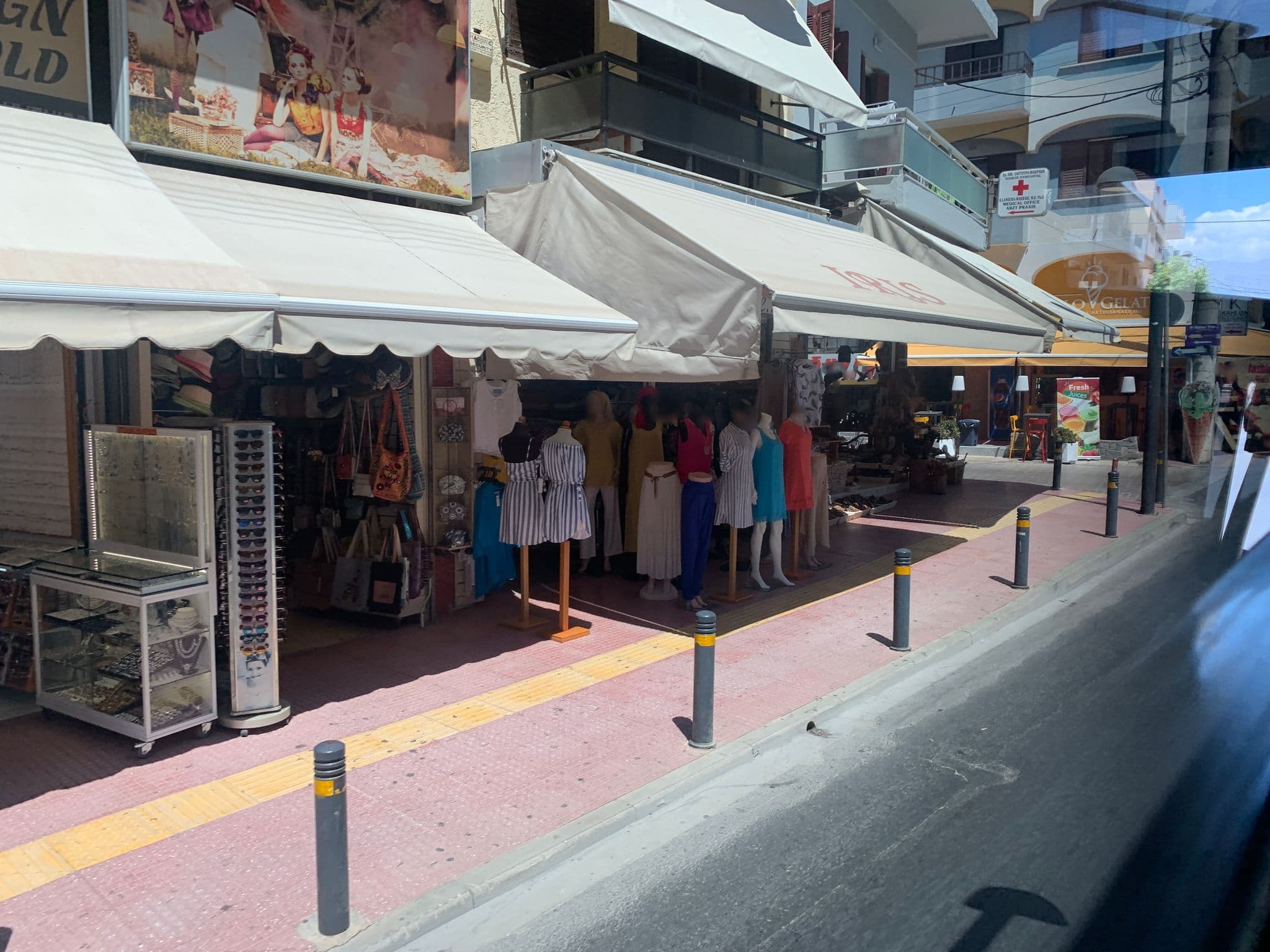 Street view near Minas, Limín Khersonísou — © chicc0 (CC BY-SA · Mapillary)