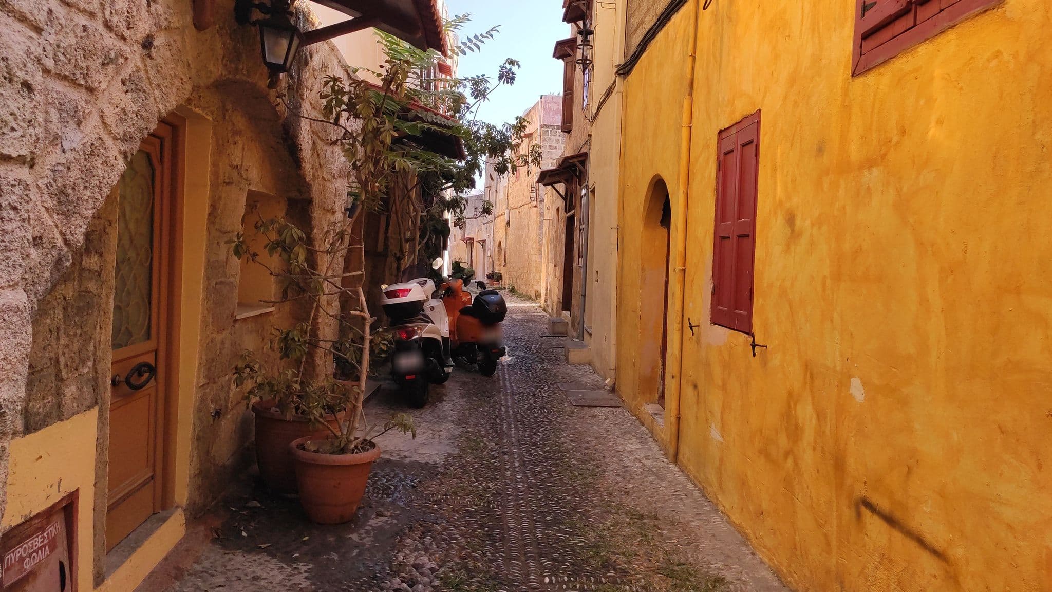Street view near Evangelia’s Little House, Ródos — © osm1012 (CC BY-SA · Mapillary)
