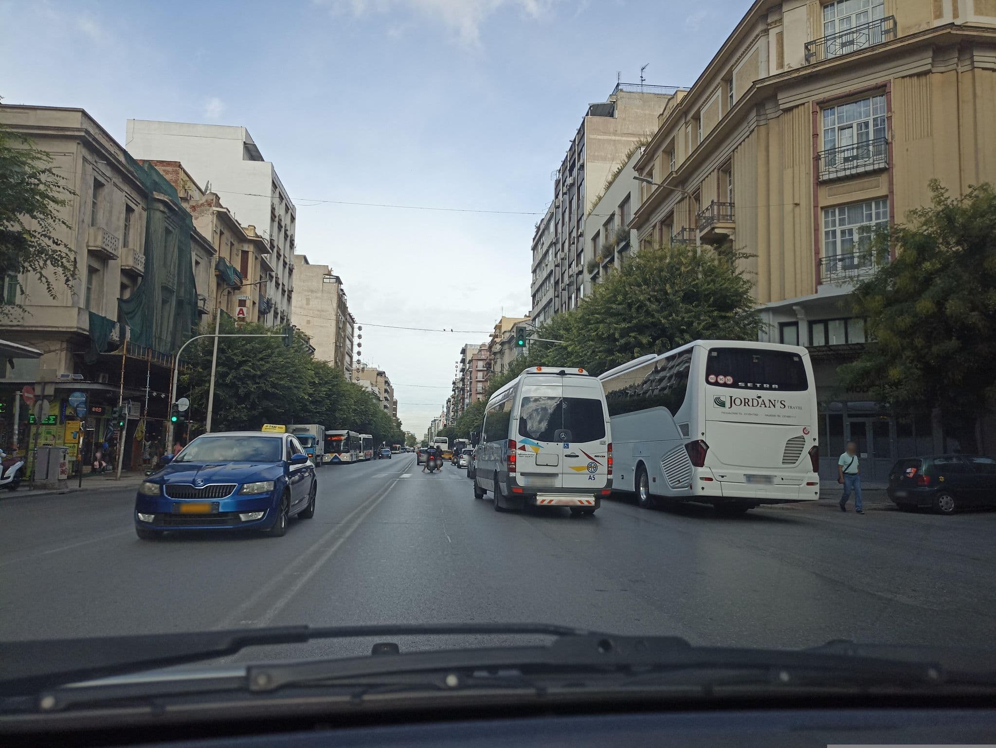 Street view near Kinissi Palace Hotel Thessaloniki, Thessaloníki — © geraki (CC BY-SA · Mapillary)