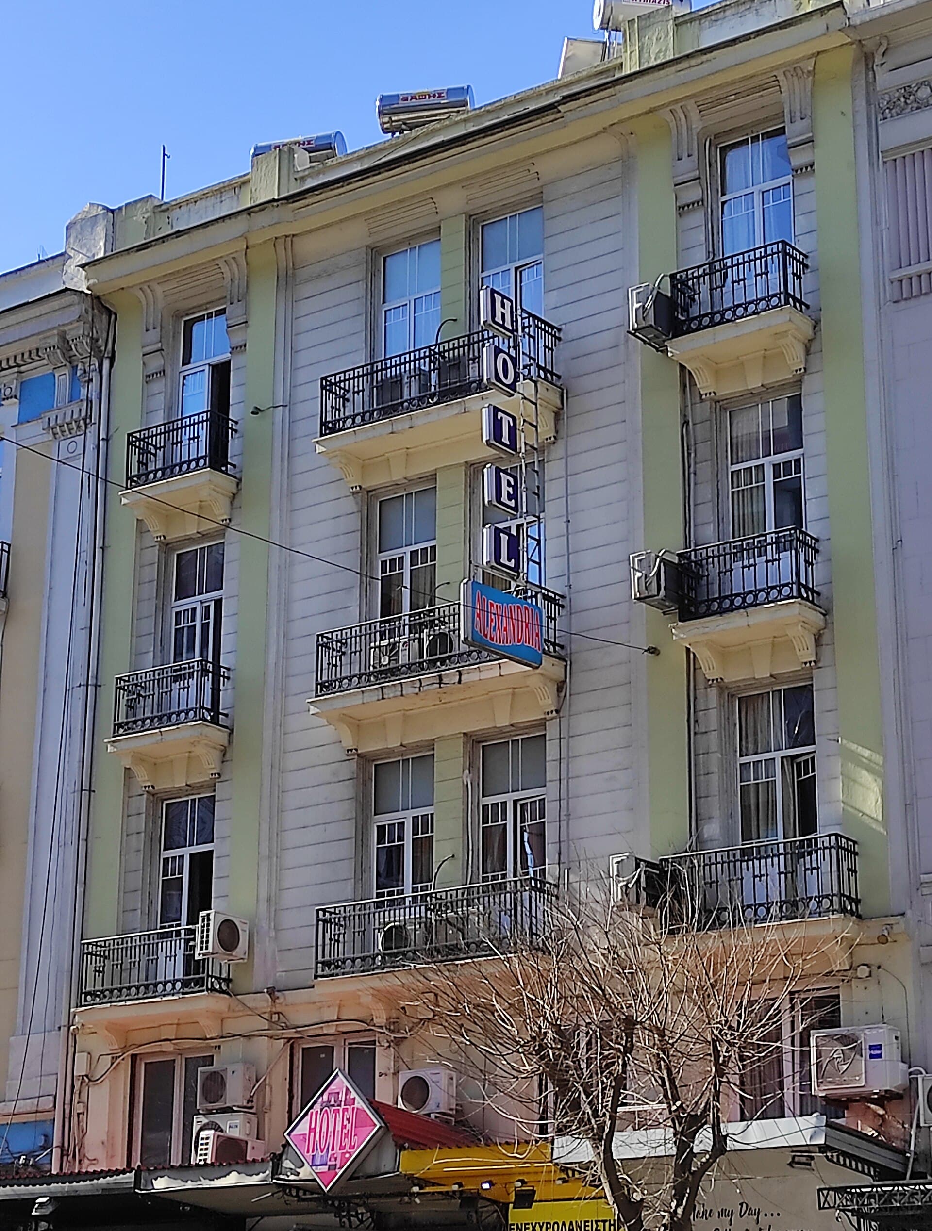 Alexandria Hotel (via Wikimedia Commons, CC BY-SA 4.0)
