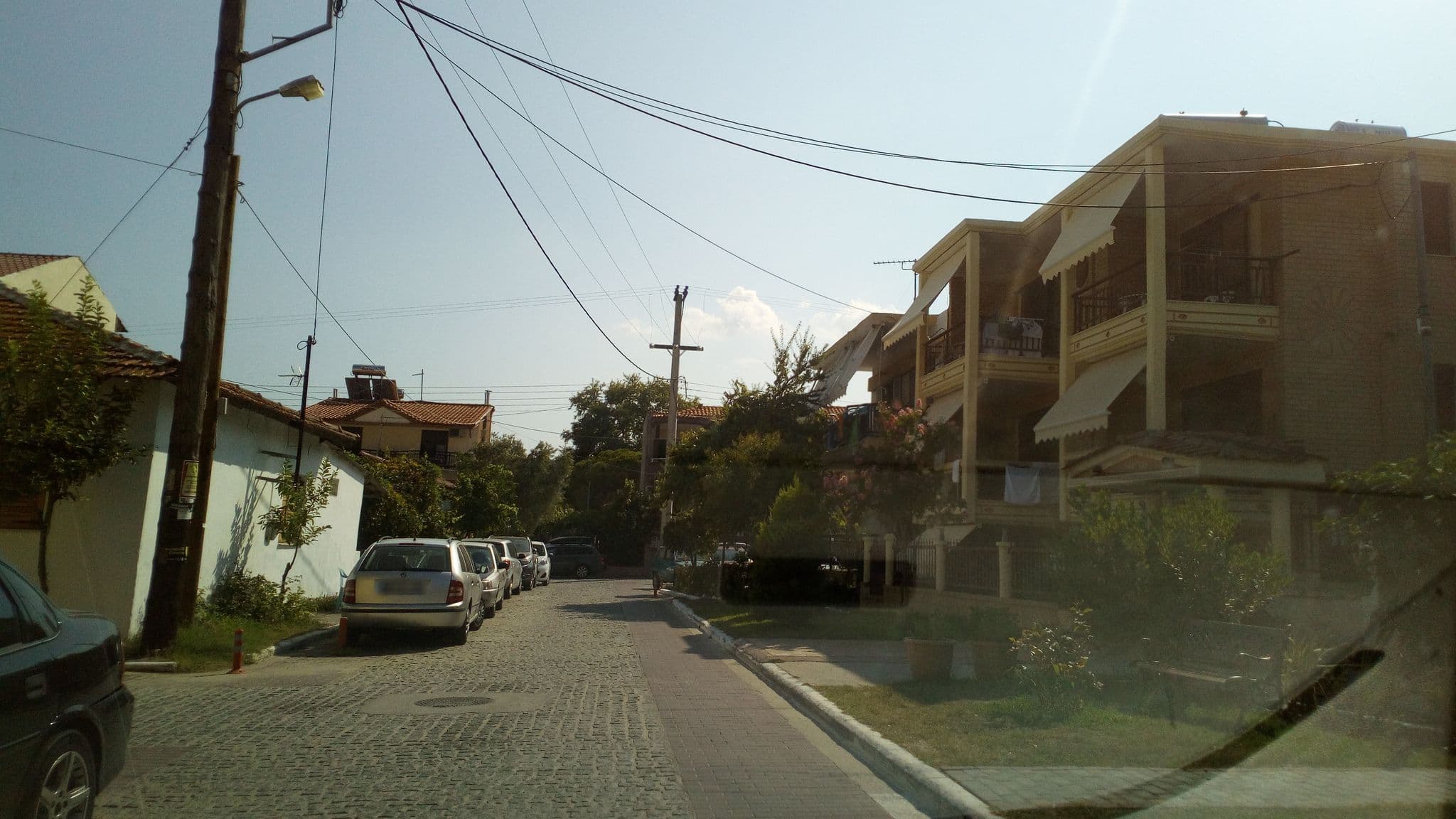 Street view near Vergina Apartments, Sárti — © skarmoutsosv (CC BY-SA · Mapillary)