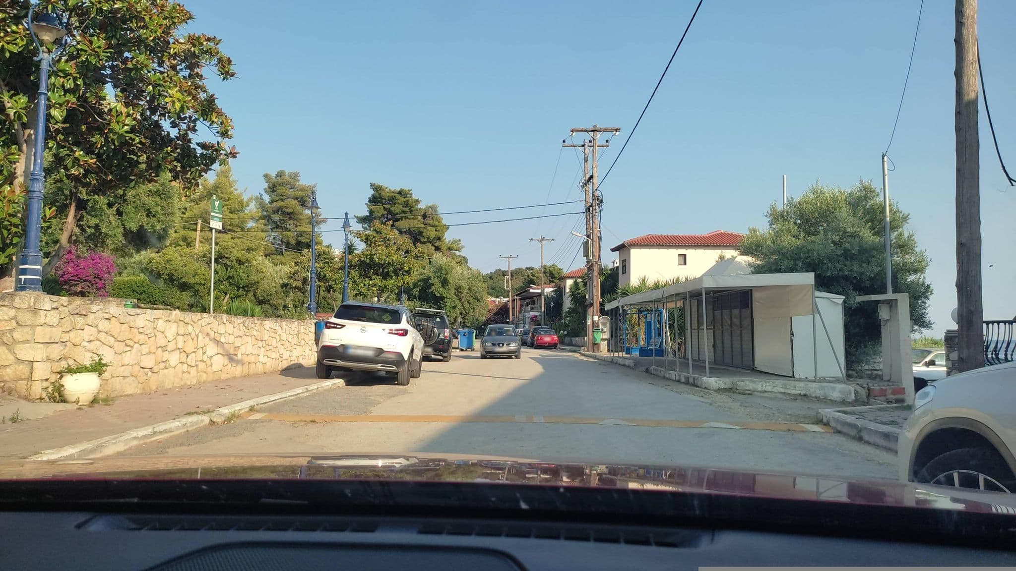 Street view near Κοραλι - Βασιλασ Γεωργιοσ, Pefkochóri — © neau (CC BY-SA · Mapillary)
