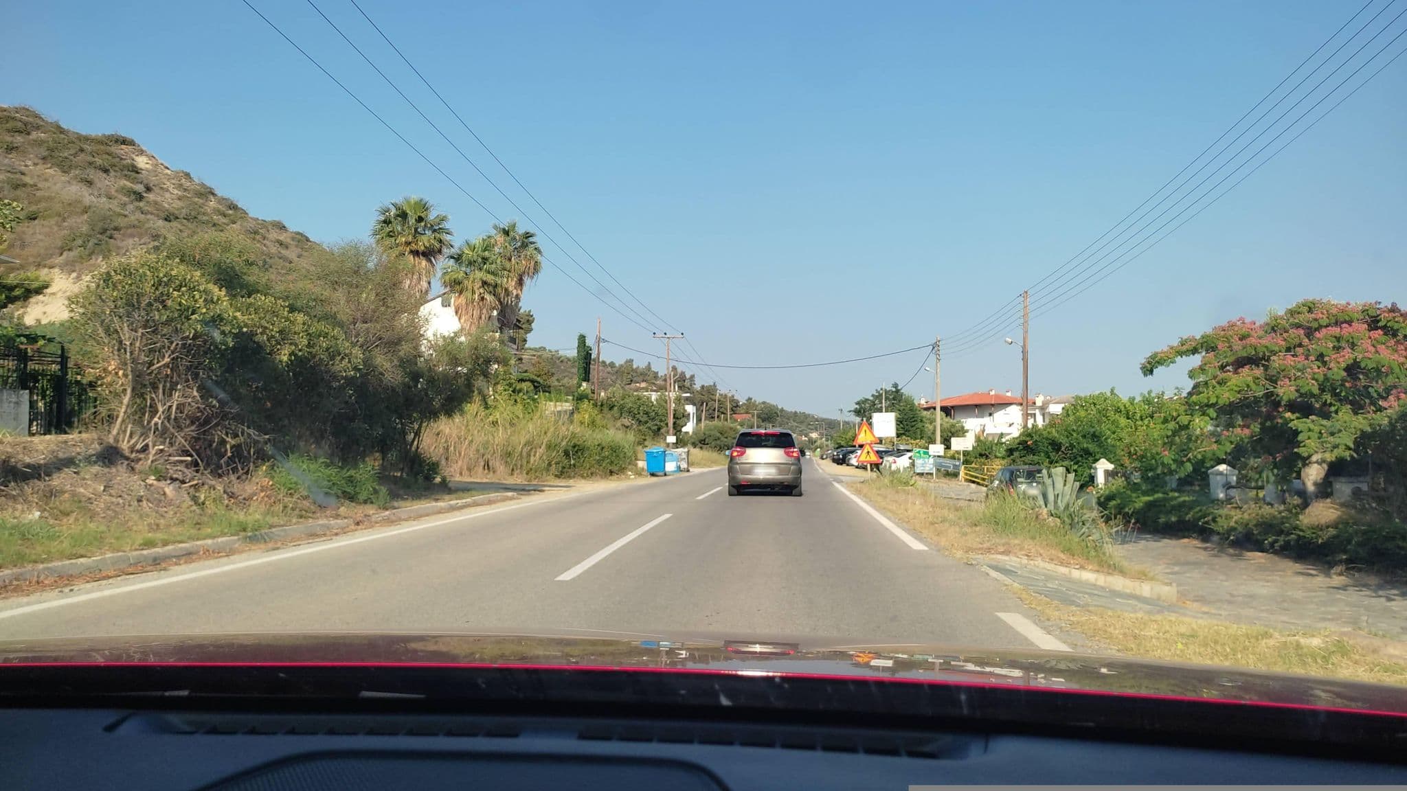 Street view near Delfino-Beach-Hotel, Políkhronon — © neau (CC BY-SA · Mapillary)