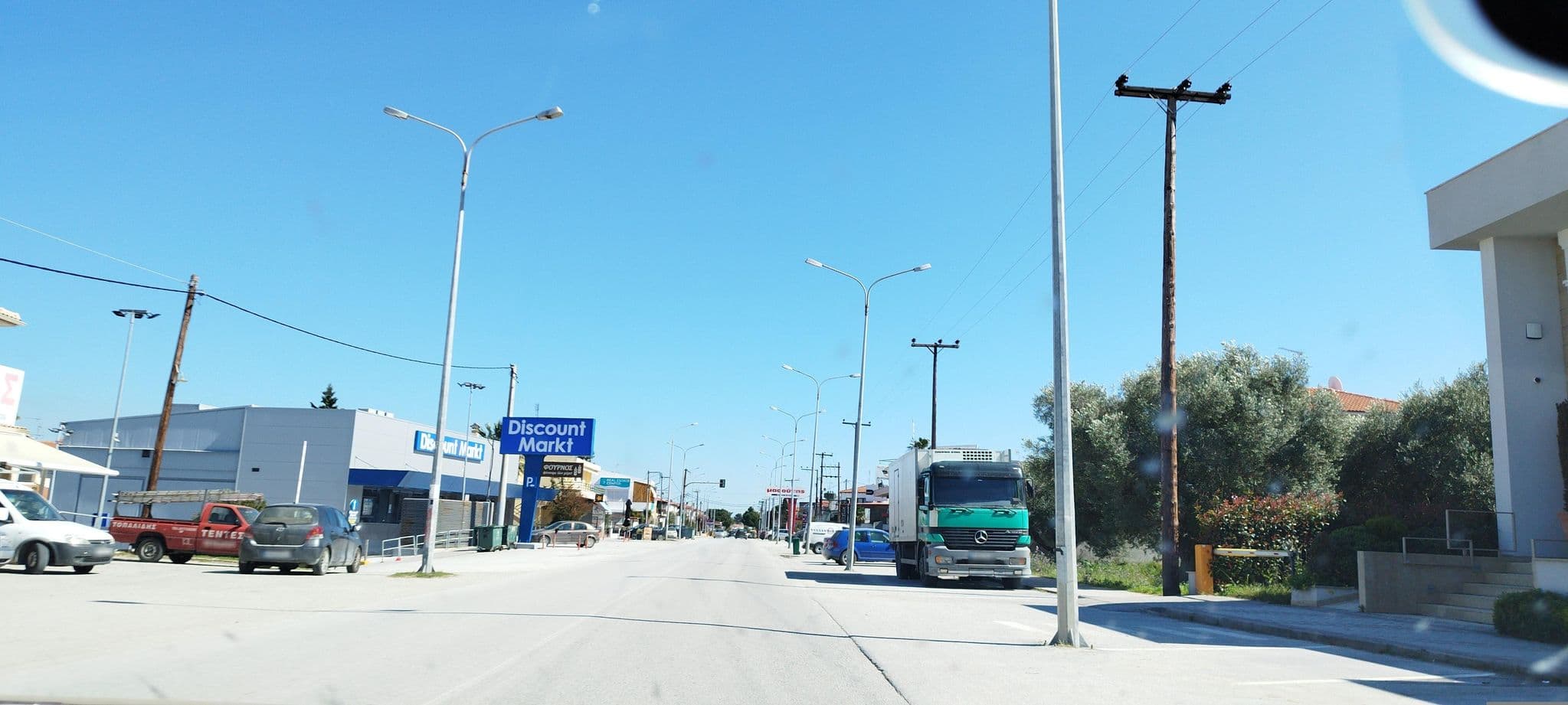 Street view near Pefki Deluxe Residences, Pefkochóri — © neau (CC BY-SA · Mapillary)