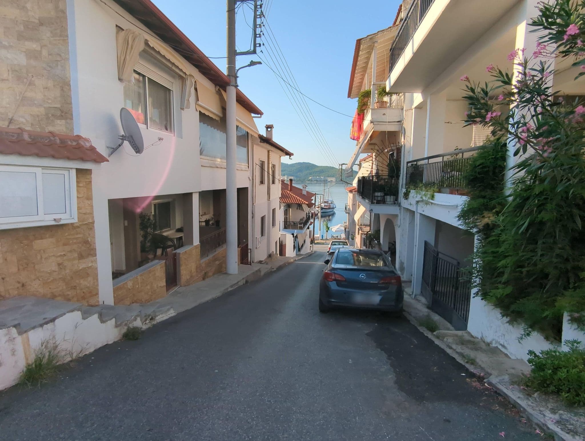 Street view near dream, Néos Marmarás — © tr_ck3em (CC BY-SA · Mapillary)