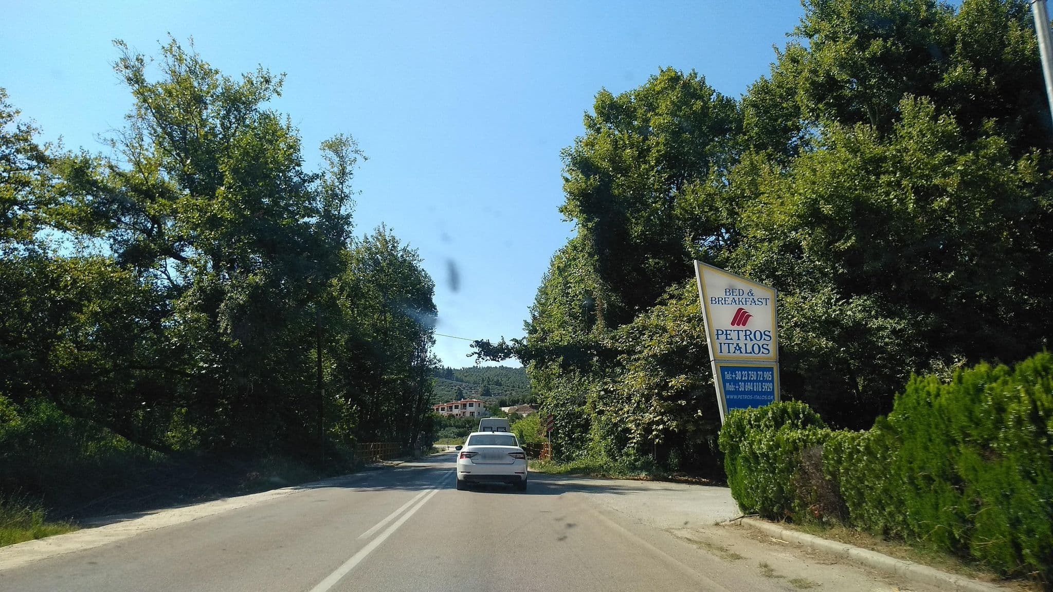 Street view near Petros Italos B&B, Néos Marmarás — © tavi (CC BY-SA · Mapillary)