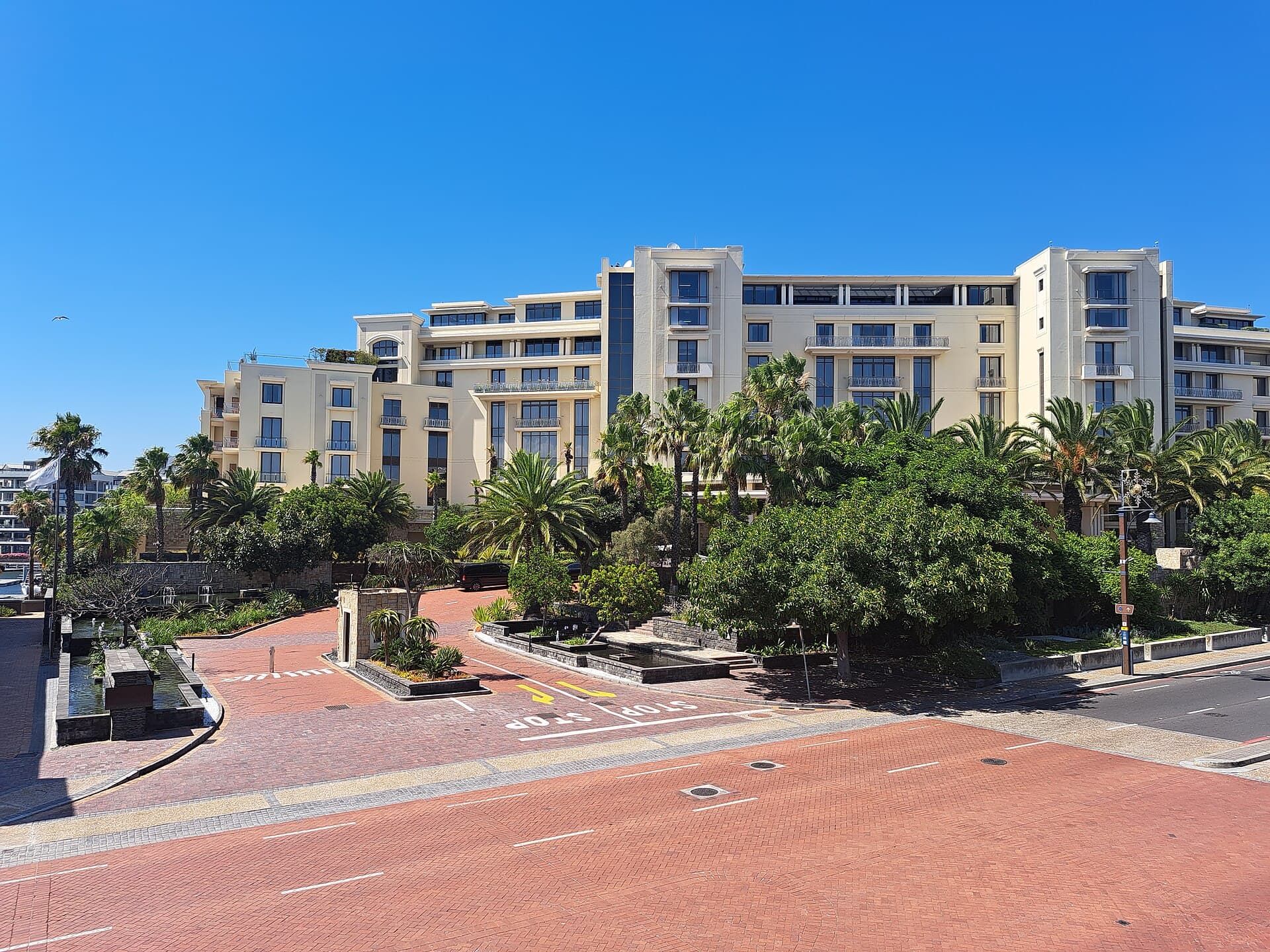 One&Only Cape Town (via Wikimedia Commons, CC BY-SA 4.0)