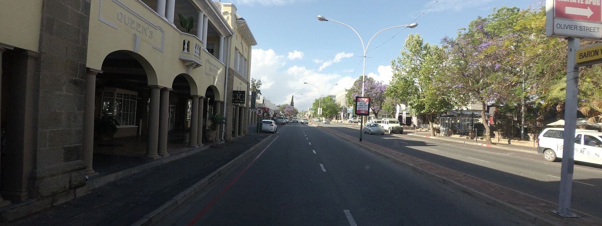Street view near Queens Hotel Oudtshoorn, Oudtshoorn — © tallguy (CC BY-SA · Mapillary)