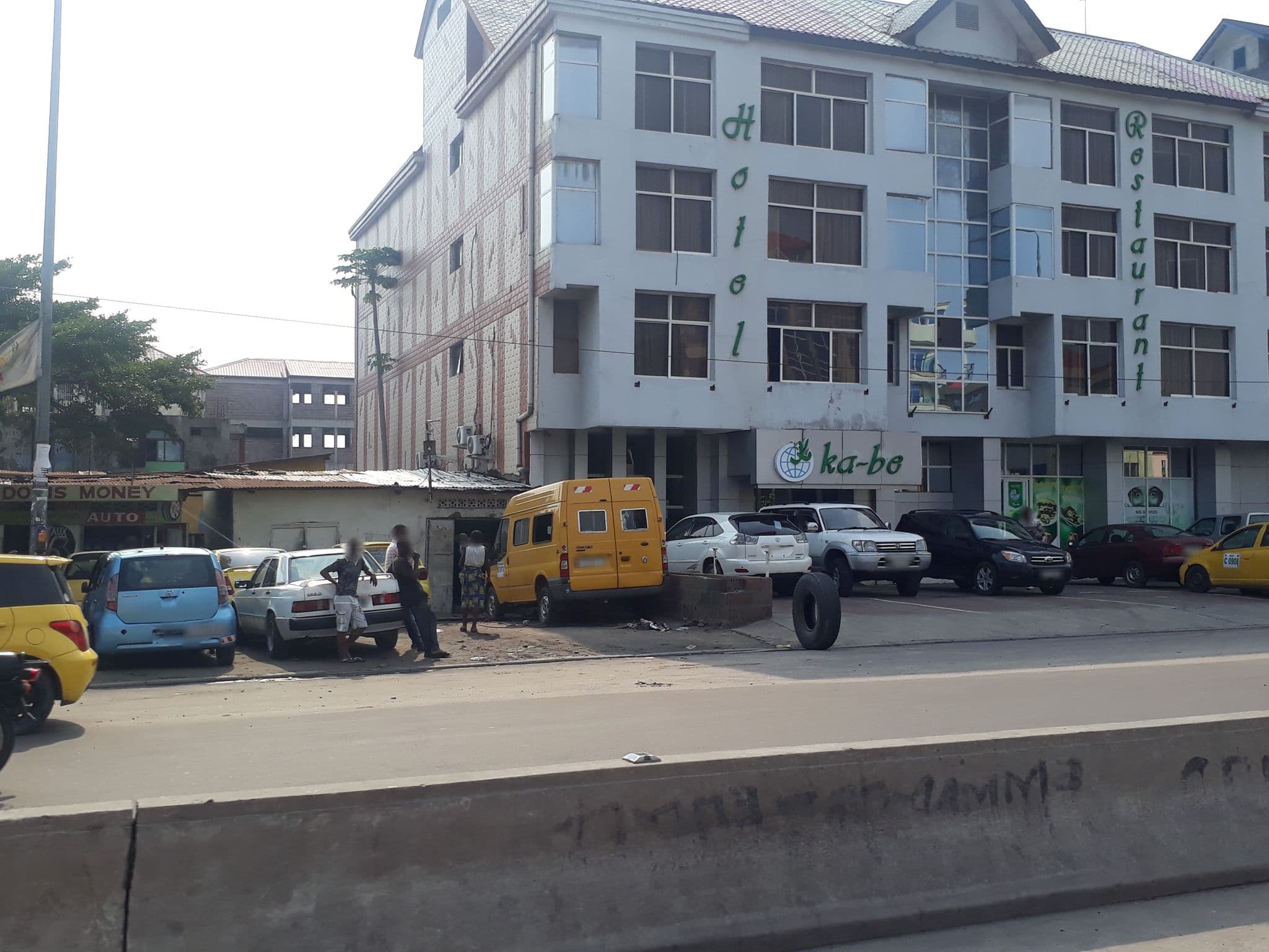 Street view near Hôtel Kabe, Kinshasa