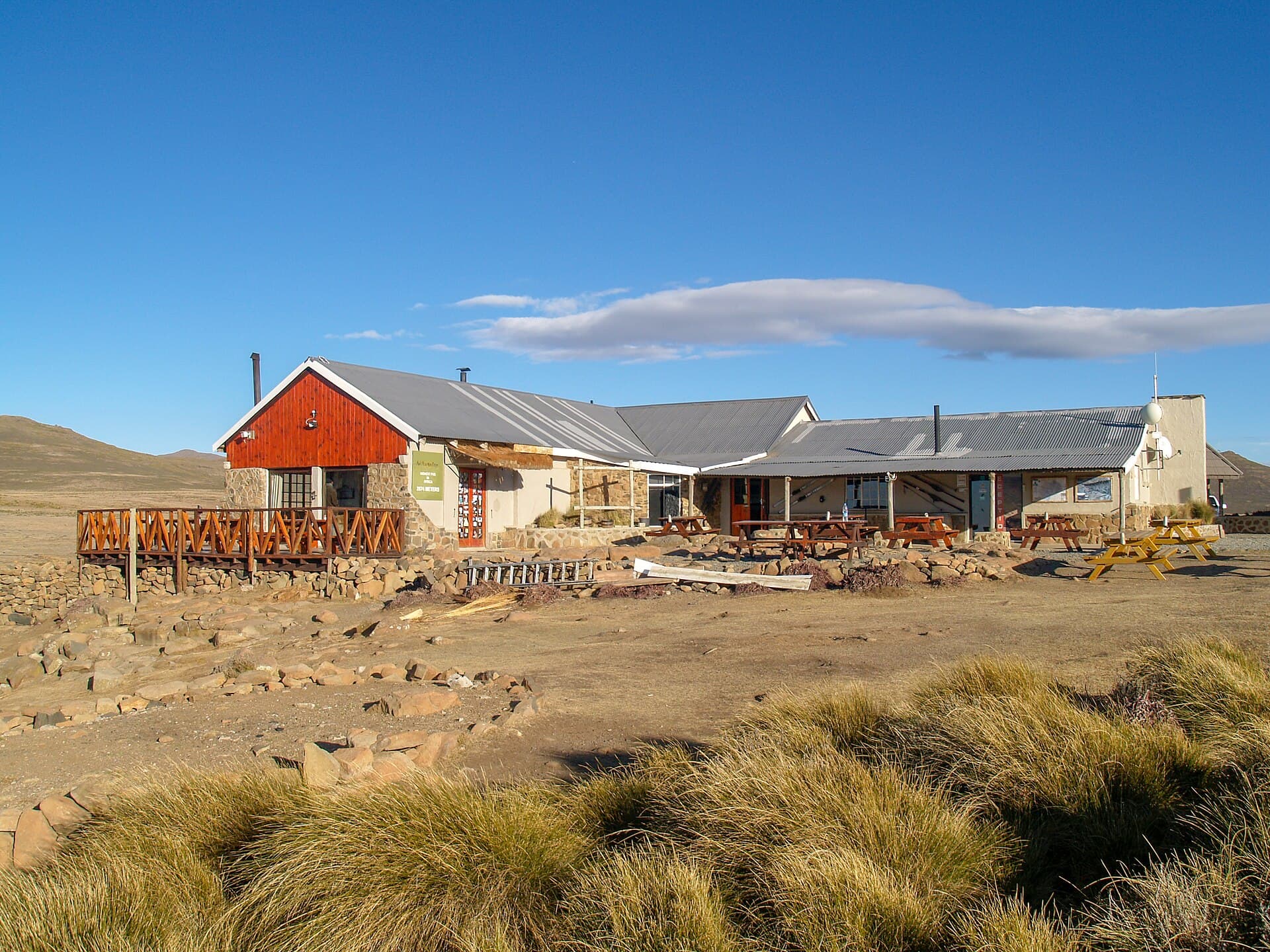 Sani Mountain Lodge (via Wikimedia Commons, CC BY-SA 3.0)