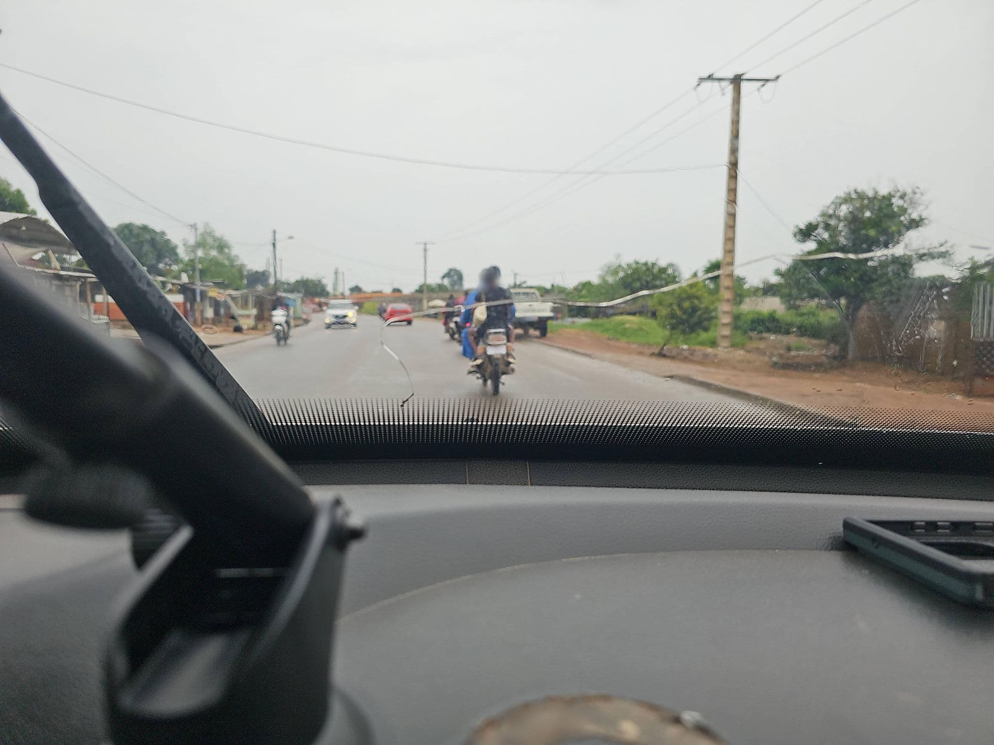 Street view near Les Flamboyants, Bouaké — © pklugan (CC BY-SA · Mapillary)